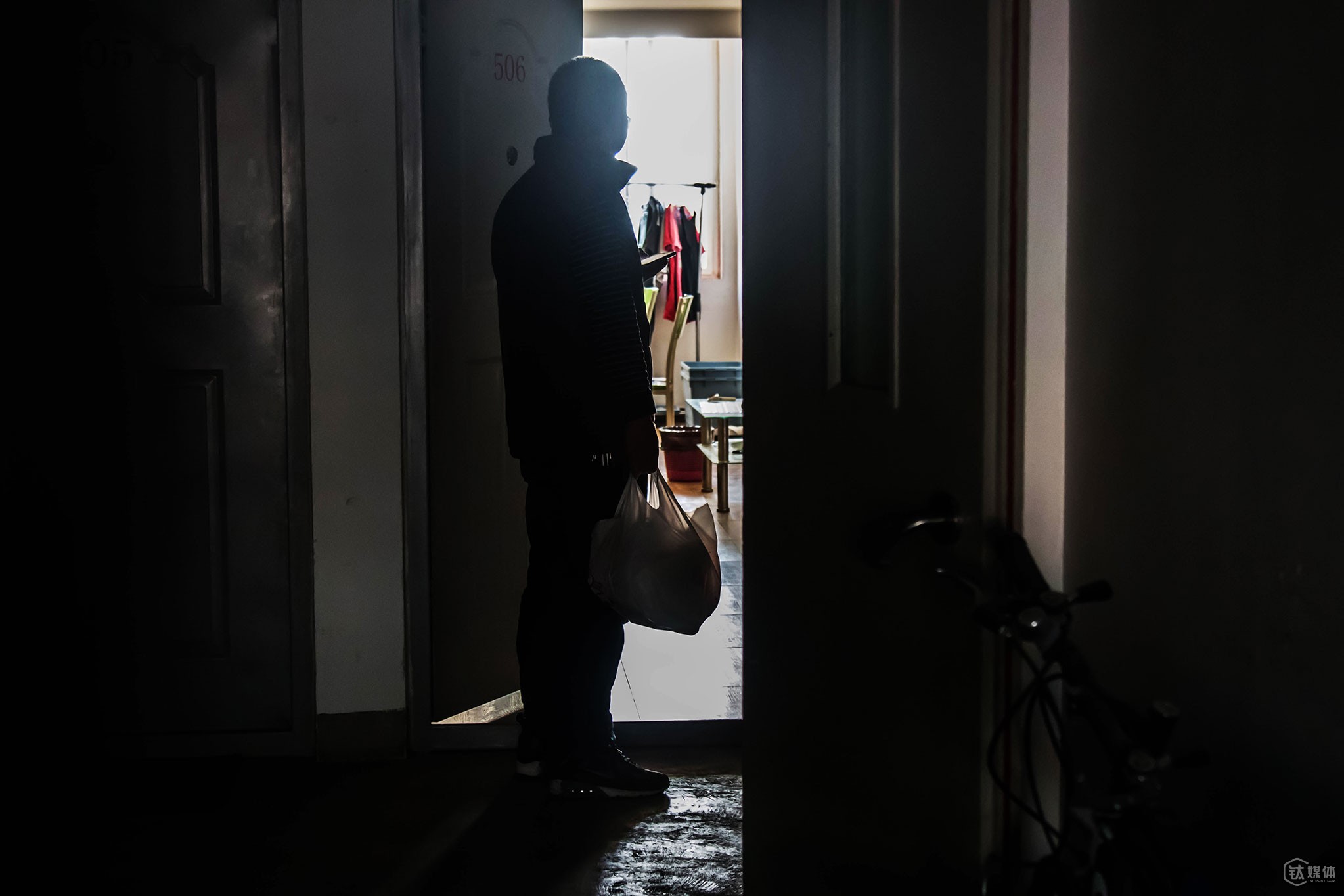 下午2点，小区一位住户在线定了一些零食，唐元接单后，几分钟内就送到了。线上的订单，让他的店在这个区域的辐射面积增大了，但由于规模不大，&ldquo;货备不了那么全，备多了又卖不出去，麻烦&rdquo;，所以，这个店每件商品的销售时间和数量，掐得都要十分精确。