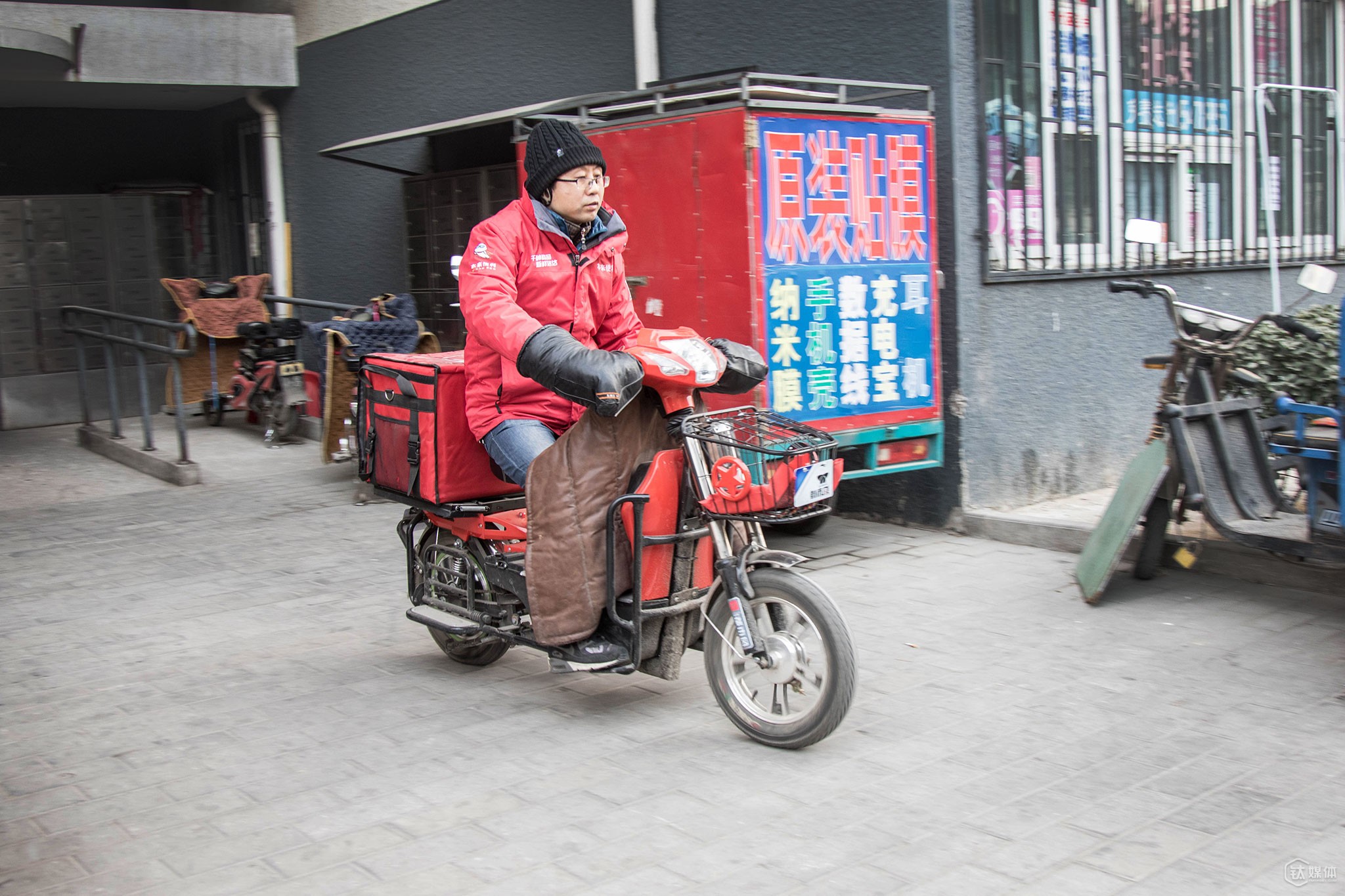 下午4点半，唐元骑车去市场补货。