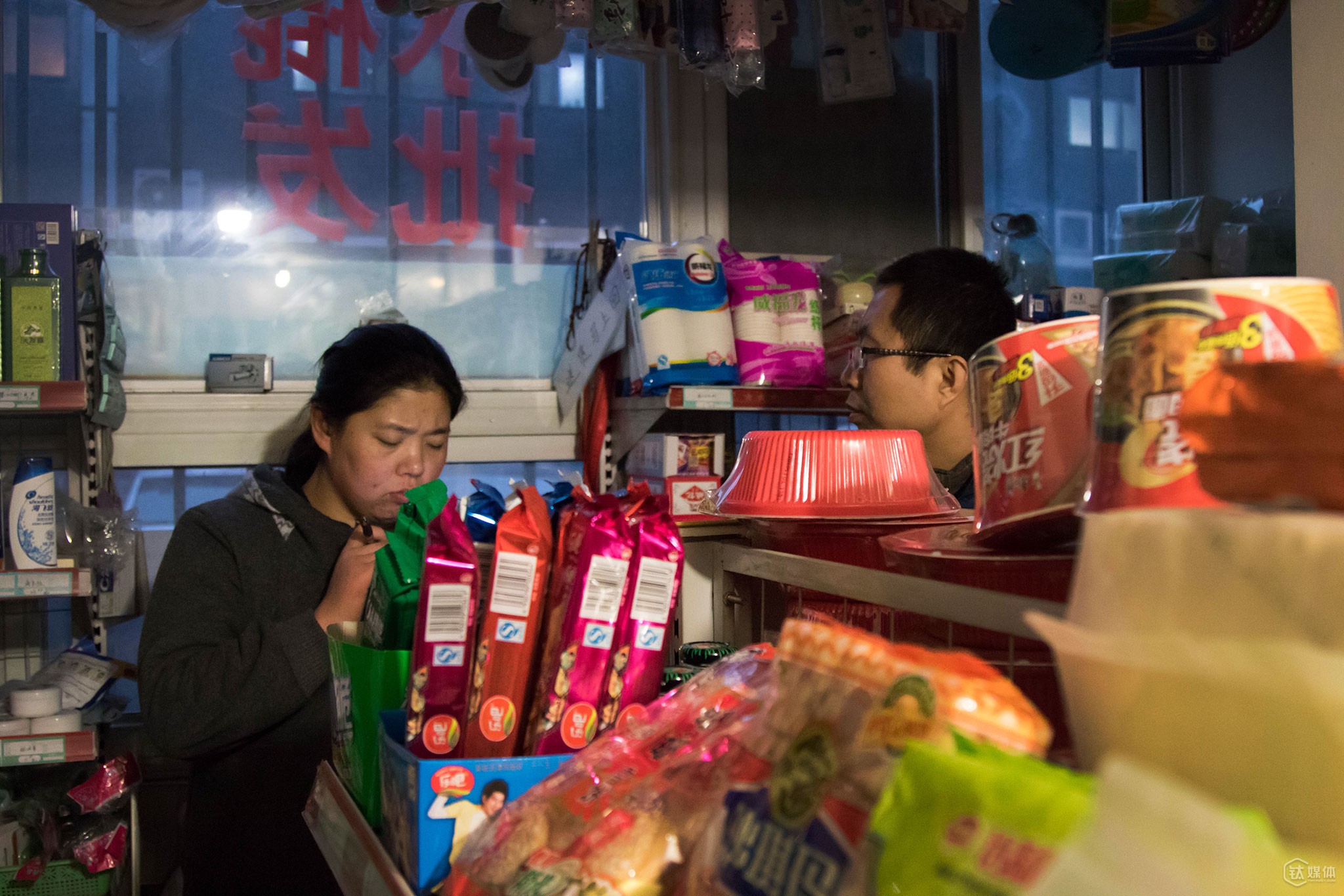 下午5点多，一名顾客在线下单，想要买一款&ldquo;几乎白送&rdquo;的促销鲜果，但似乎没在配送范围，购物平台客服打电话给张慧，想要他们跑一趟，并且加了一点配送费。