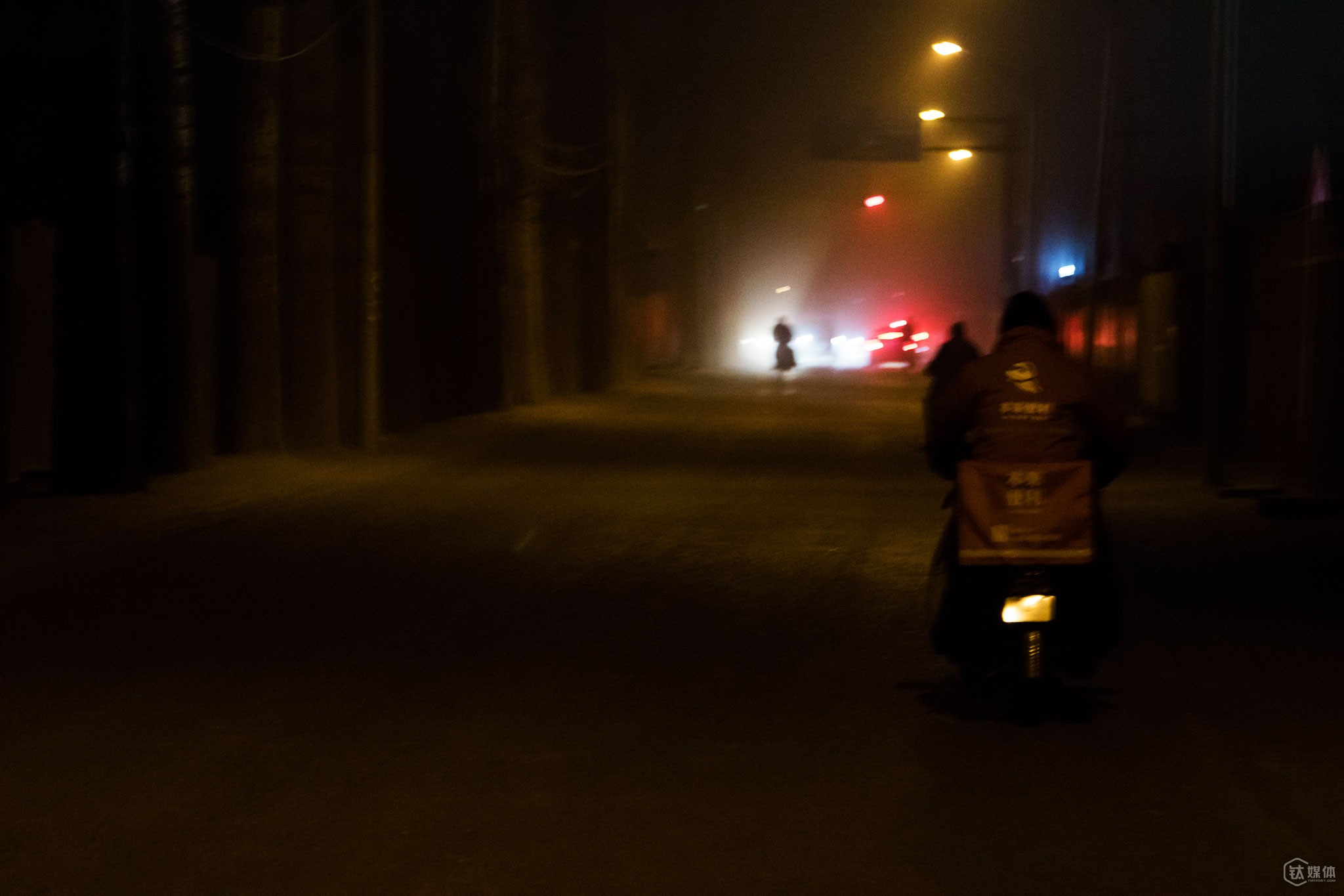 顾客所在的地方是个杂乱的城中村，上门的地址很难找，有时候连手机信号都没有，最后，唐元还是骑着车，花了20多分钟跑了一趟。