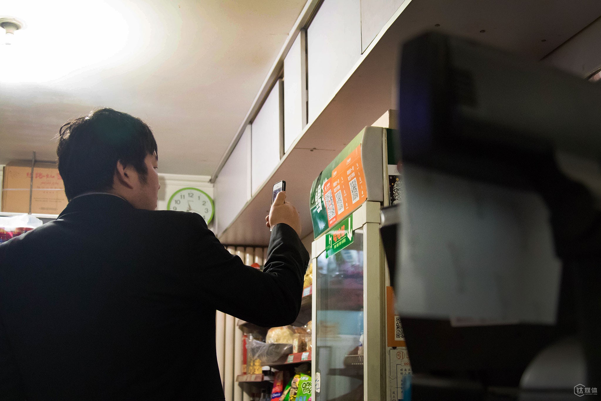 晚上陆续有住户前来取包裹。