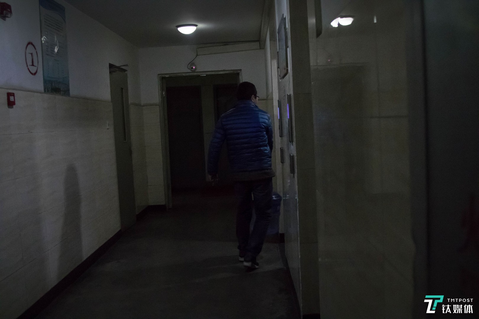 晚上9点左右，唐元给一名住户送桶装水。