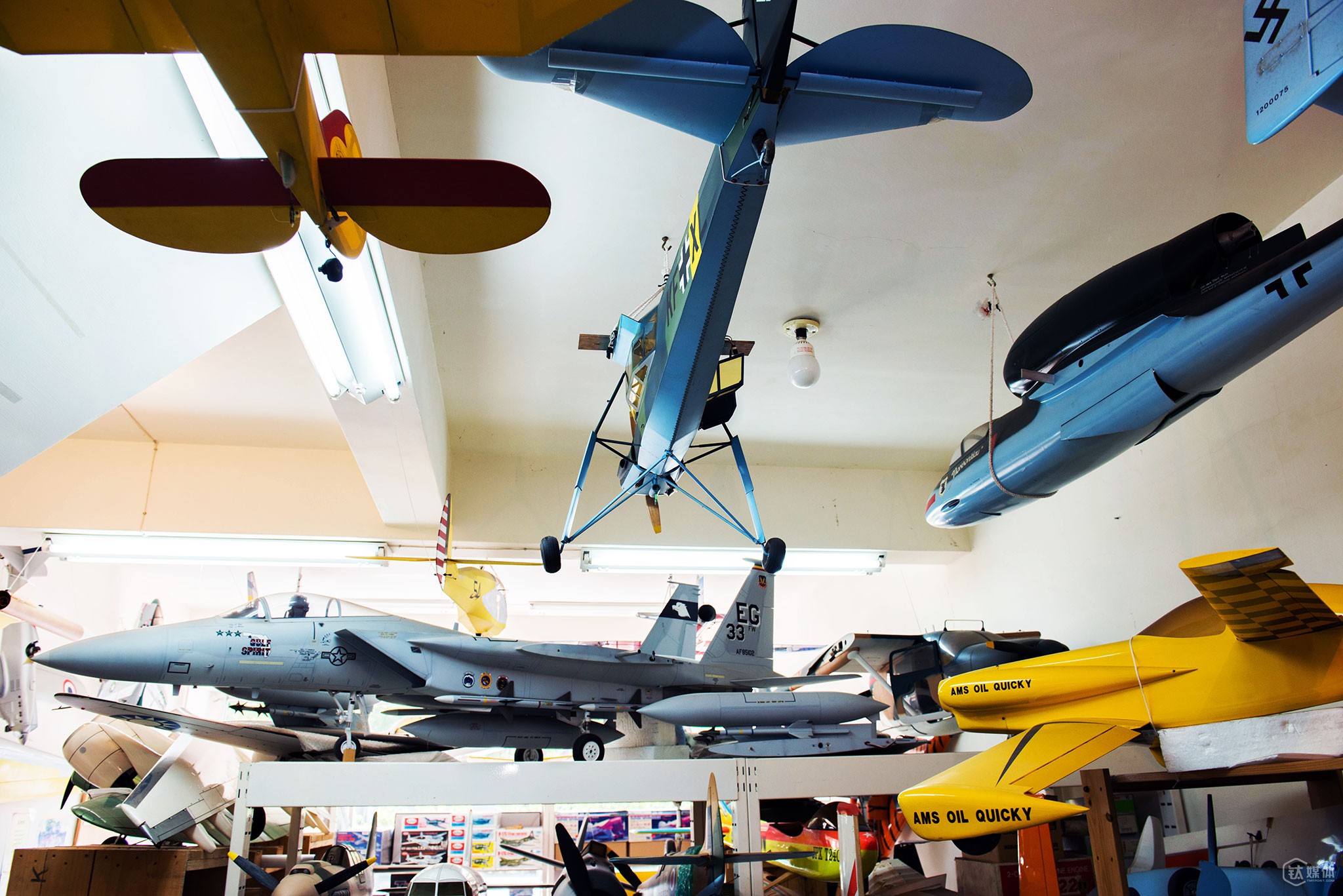 郑富德在台湾的模型店里陈列的很多飞机，都是他35年以来亲手做的。货架最上层是一台6:1的幻影战斗机模型，它的飞行速度可以达到200公里每小时。郑富德的店，最风光的时候开在了台北101旁边。后来，由于OEM量产的模型大量进入台湾，加上受经济周期的影响，店面倒闭，濒临破产的郑富德带着自己的手工航模回到了桃园乡下。  “爸爸做一台模型，短的要一个月，长的要半年，他做起来不计成本，但卖起来却不像个生意人，有时客人真心喜欢他的模型而钱不够，他会半卖半送地给人家。”女儿郑艾玲说，父亲回到桃园后非常低落，她从国外回到台湾，开始想办法帮他走低谷。