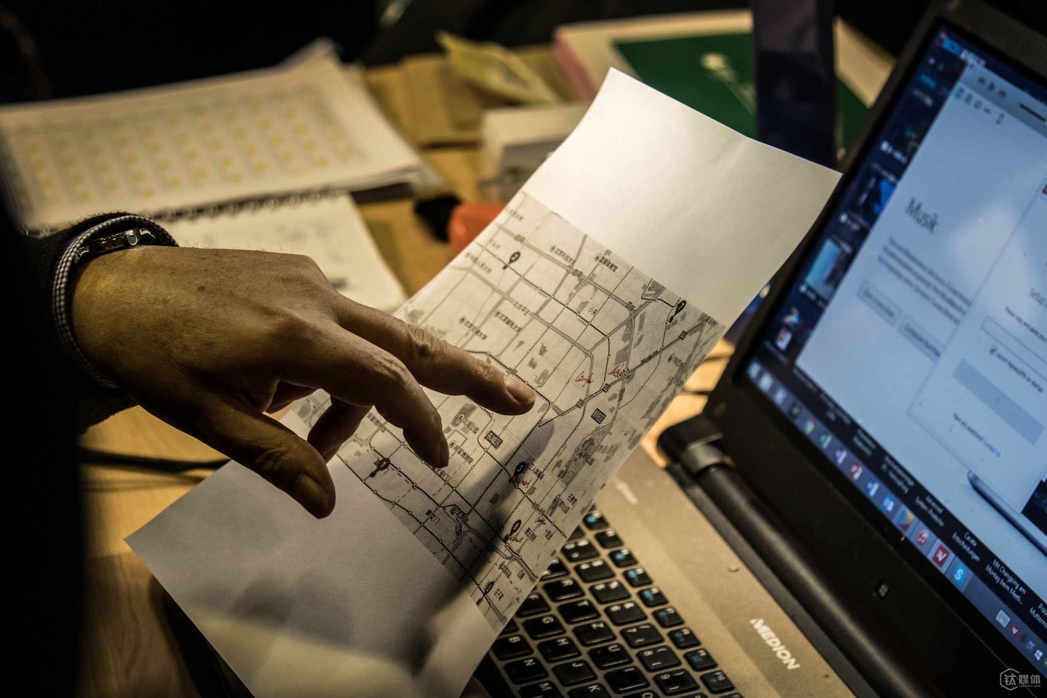 检测样品的采购分别在线上和线下完成，托马斯有时会和同事一起去线下大型超市卖场采购。同事打出了一张地图，几人商量后，决定第二天的采购地点。