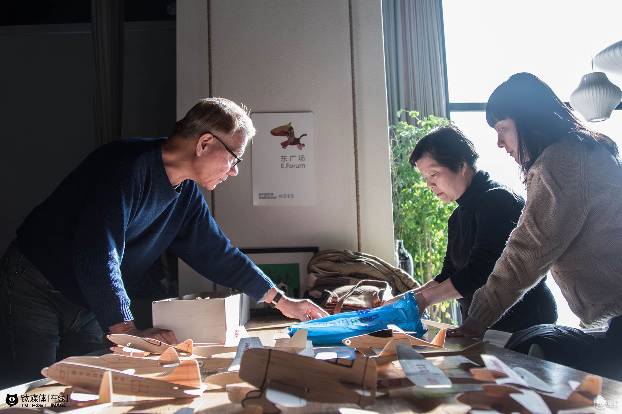 妻子和女儿，是郑富德上课的帮手。女儿有幼教经验，可以很容易跟孩子打成一片。妻子则可以处理一些“后勤”工作，结婚30多年以来，不论经历怎样的波折，妻子一直陪伴在郑富德身边，支持鼓励他。