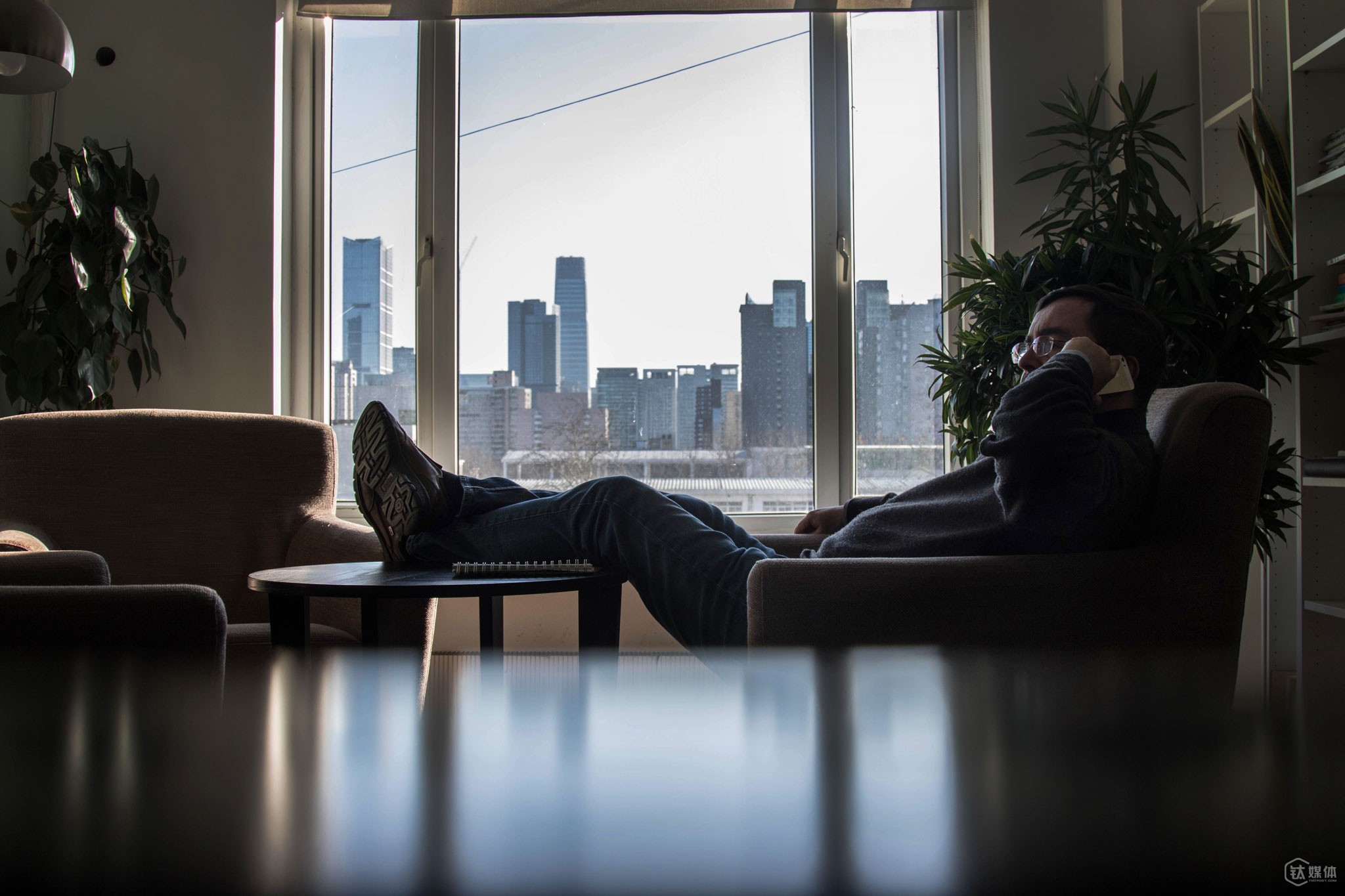 接到检测报告后，德语翻译团队首先要将报告翻译成中文，接着编辑再把中文报告翻译成互联网语言，“我们只做到第一步，第二步还不够，比如如果想把报告数据化，就牵扯到很复杂的框架设计，因为每个品类检测的成分非常多。”创始人罗昌平介绍。在优恪APP、微信、网站等平台发布的中文报告，托马斯也每篇必看，“我可以看阅读量，如果有很大的变化，我就想知道哪里出了问题”。托马斯几乎从不说中文，而他到底懂多少中文，在同事眼里一直是个谜，他说这个秘密对自己很重要，“就像你在谈判桌上，对方不知道你的底牌。”