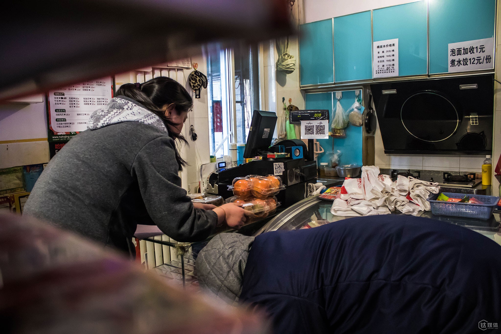 一家做生鲜配送的购物平台业务员送来了一批鲜果。从2014年开始，找到这家便利店想要合作或者已经合作过的O2O购物平台，已经不下10家，&ldquo;最开始的那家，只能在电脑上使，后来估计没跟上智能手机的趟，掉队了。&rdquo;唐元介绍，每天线上订单有七八个，多的时候要跑十多趟，都是他自己骑着电动车去送。