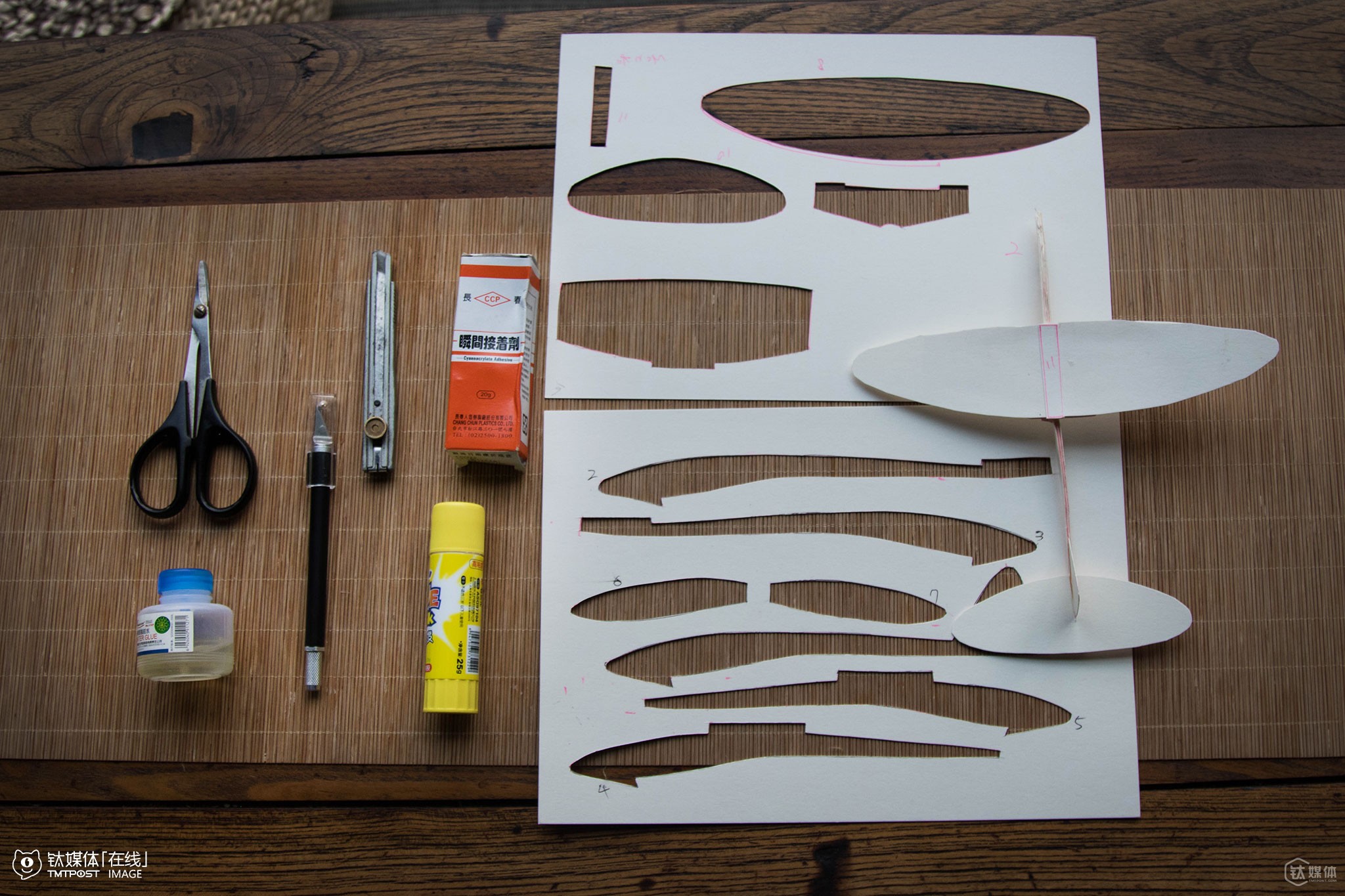 郑富德的航模课，都是从最基础的卡纸飞机开始。卡纸上，有手工绘成的“飞机零件”，孩子需要自己动手把“零件”剪下来，再按照标注的顺序进行粘贴，拼接成一架飞机。目前他在北京的课程，都是试教，“这边的孩子和台湾的孩子有一些不一样，家长的心态也不一样，我们也需要观察和磨合”。