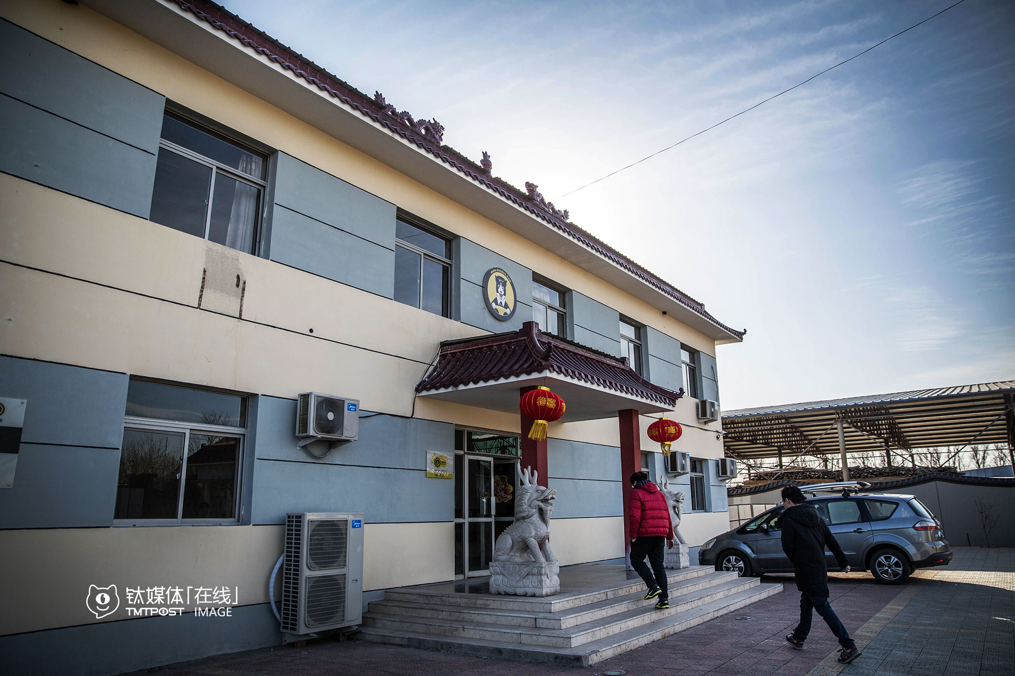 除了“狗狗家教”，“狗狗学校”也是“狗狗专车”目前最重要的产品。这个位于北京通州六环外的学校，占地21.6亩，在春节前一周开放，首先就推出了春节寄养。