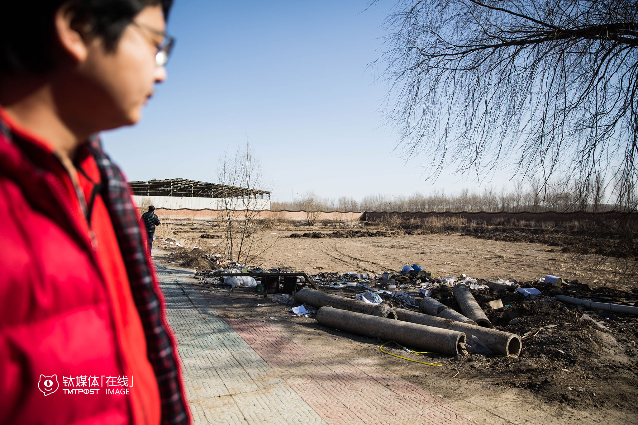狗狗学校后面还预留了一大块地方，准备建一个配套的狗狗乐园。“我们已经和北京50多家线下宠物店、宠物医院有深入合作”，要敬文正着手紧锣密鼓地推进下一阶段产品的面世：自己生产的定制狗粮、与首旅寒舍共同出品可带狗狗入住的狗狗酒店、狗狗买卖、狗狗殡葬、家庭寄养等等，“这里只是刚刚开始，我们要做到全北京，然后做到全国去”。