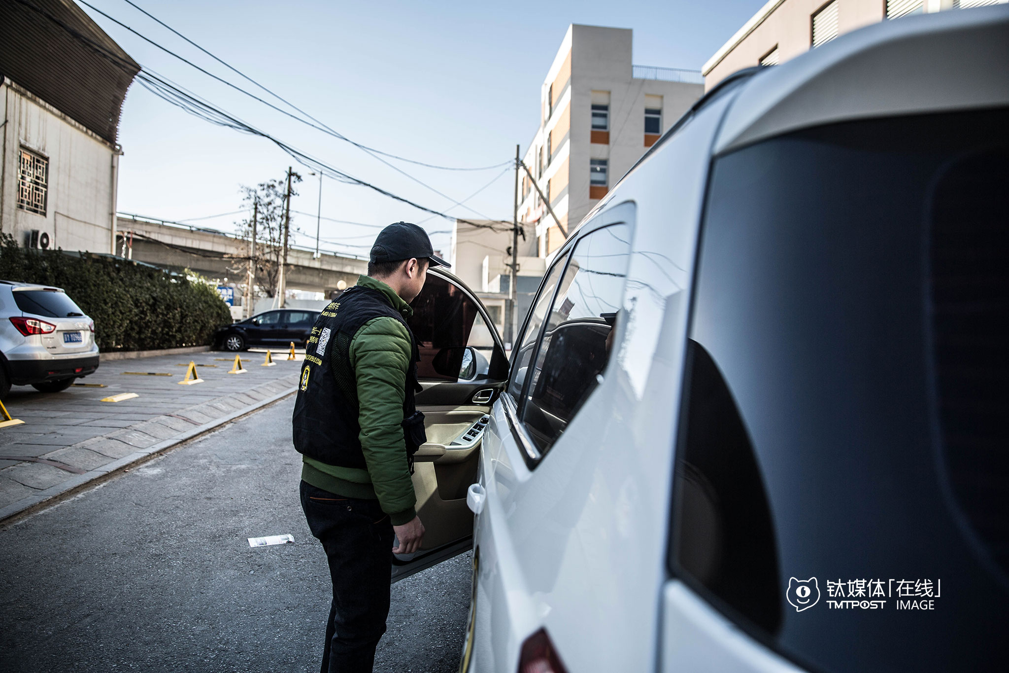 袁士伟是狗狗专车的司机，像公司其他17名司机一样，他也是带着车入职，现在他每天要完成8单左右的接送任务，“送狗去看病的比较多，还有去宠物乐园、公园这些地方”，袁士伟接触过的用户里不少是有车族，但由于限号以及带着宠物驾驶不便等原因，他们还是会选择叫车。