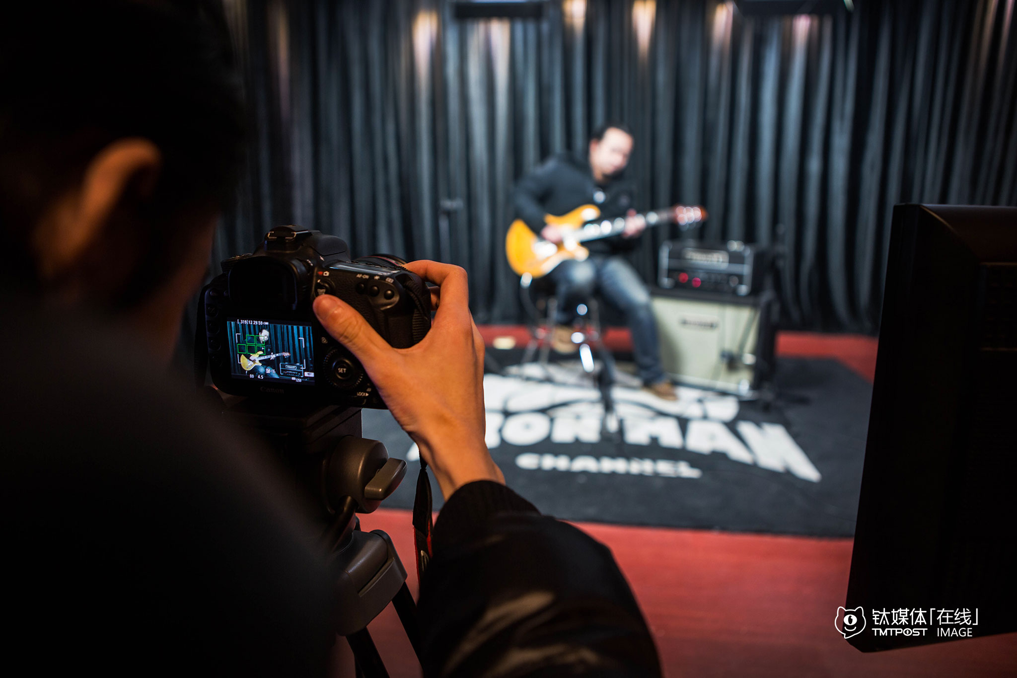 拍摄进行中。“最顶尖的乐器零售商Guitar Center、Sam Ash、Sweet Water等，都是从卖琴做起来，但近年来越来越重视专业测评。”陈磊认为，这样的服务往往比单纯做电商卖东西更重要，也是用户最缺乏的，“很多中国乐手，都是看了别人弹什么琴，自己就想买一个，而并不去思考自己需要什么，他们不太明白该怎样选择。比如效果器，我们会在节目里告诉用户不同效果器的特色、原理、操作方法，我们讲常识和选择方法。”