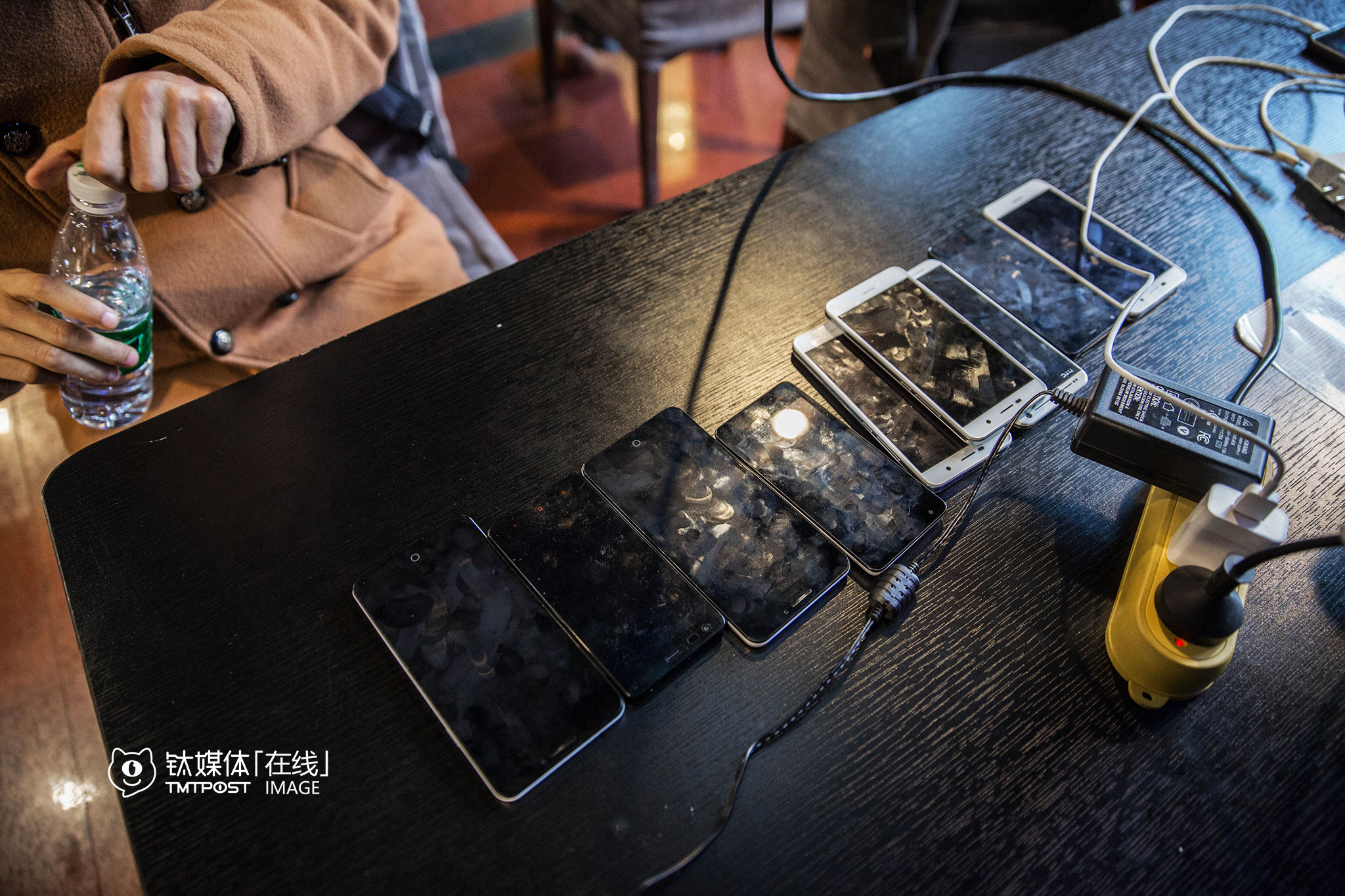 &ldquo;半个中关村的人都在我手里。&rdquo;这9部手机的主人这样对我说，他每天揣着这9部手机，操作着9个微信号，靠在微信上卖简历赚钱，他手里的简历&ldquo;非常便宜&rdquo;，均价200块25份。他基本上是&ldquo;单打独斗&rdquo;，在这之前他在一家公司做HR管理，现在他自称为&ldquo;招聘网站的蛀虫&rdquo;，虽然拒绝面对镜头，但他很乐意展示自己的手机，&ldquo;我们这行，还是得悄悄赚点钱的好，二、三月份是旺季，做得好可以赚足全年的钱。&rdquo;