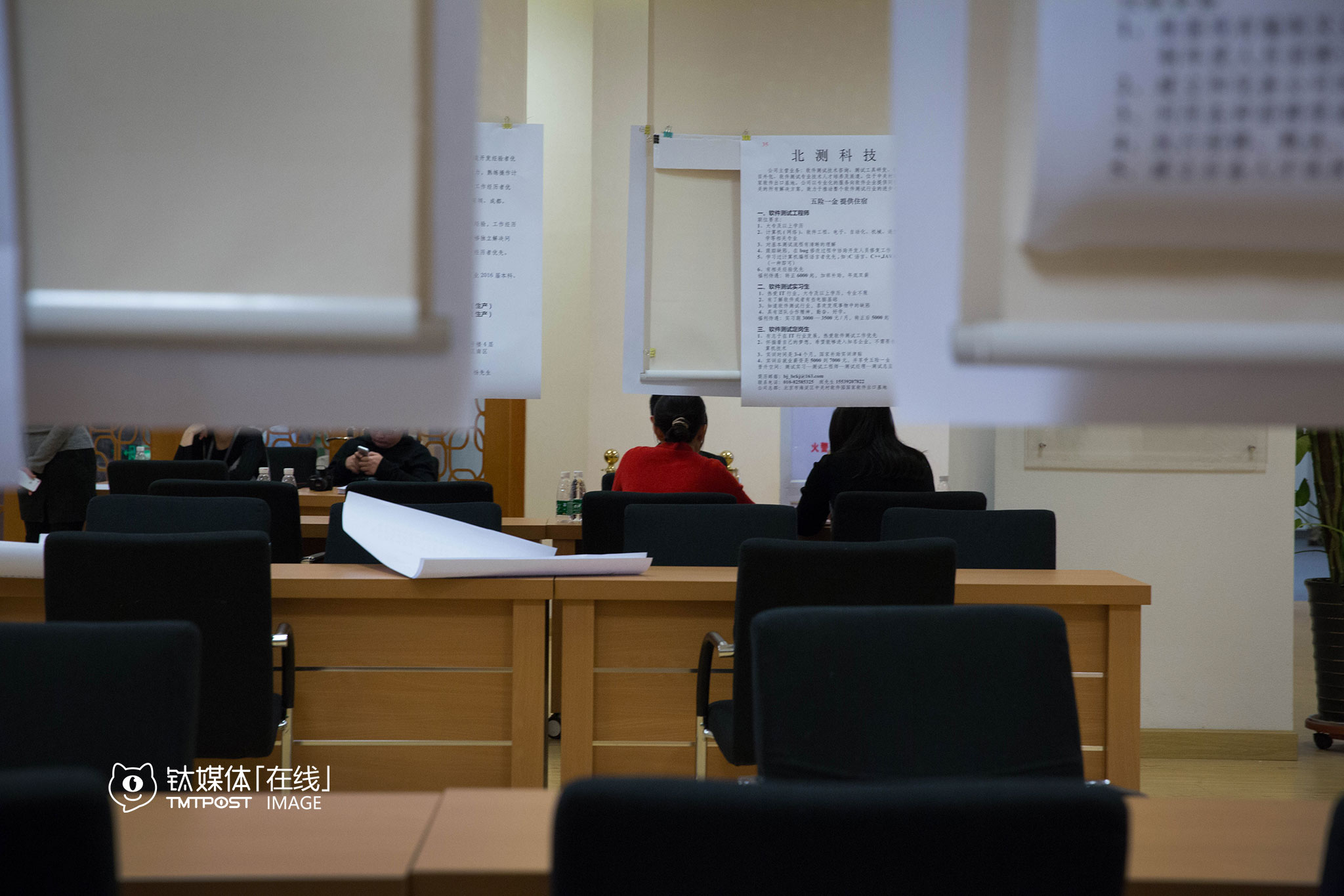 2月23日下午4点，北京某人才市场，一场小型线下互联网专场招聘会结束大约两个小时后，一家公司的招聘人员仍然在等待面试者的到来。附近的IT企业很多，这里每周都会举办至少一场小型互联网专场招聘会。由于入场招聘需要一些资质审核，有有一些小的创业团队只好选择在招聘会场外采用&ldquo;搭讪&rdquo;的方法找人，对他们来说，这是一个比较实际的办法。