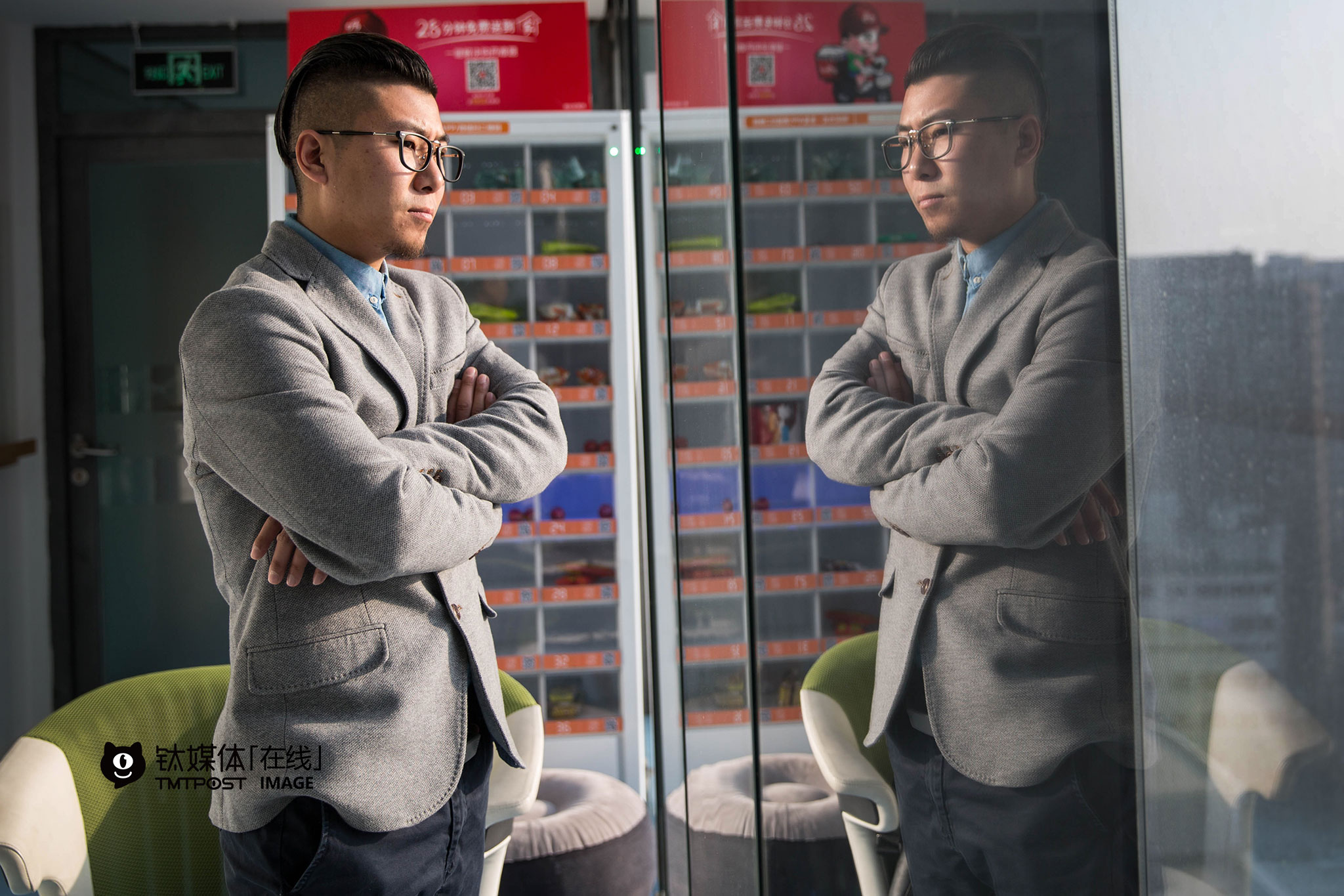 北京，冯腾俊（化名）在一家互联网公司休息区等待第二轮面试。他已打拼多年，两年前，他开始与人合伙创业，期间经历了创业成功带来的光环，也经历过市场的打击，赔进去自己多年的积累。在公司紧锣密鼓谋求转型的时候，母亲病了要做大手术，怀孕的妻子身体不佳也需要照顾，他退出了公司，选择照顾家庭。困难慢慢过去，他现在想要在互联网公司找一份市场、渠道方面的稳定工作，继续学习，继续照顾好家人。