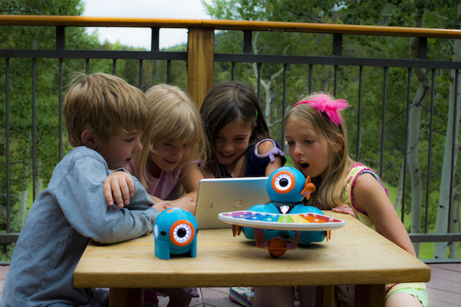 “教育功能”大战“硬件技术”，全球教育机器人格局初变