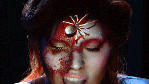 接着，一只逼真的蜘蛛突然从左眼&ldquo;爬到&rdquo;右眼，缓慢划过脸颊，最终在额头处幻化成魔洞！