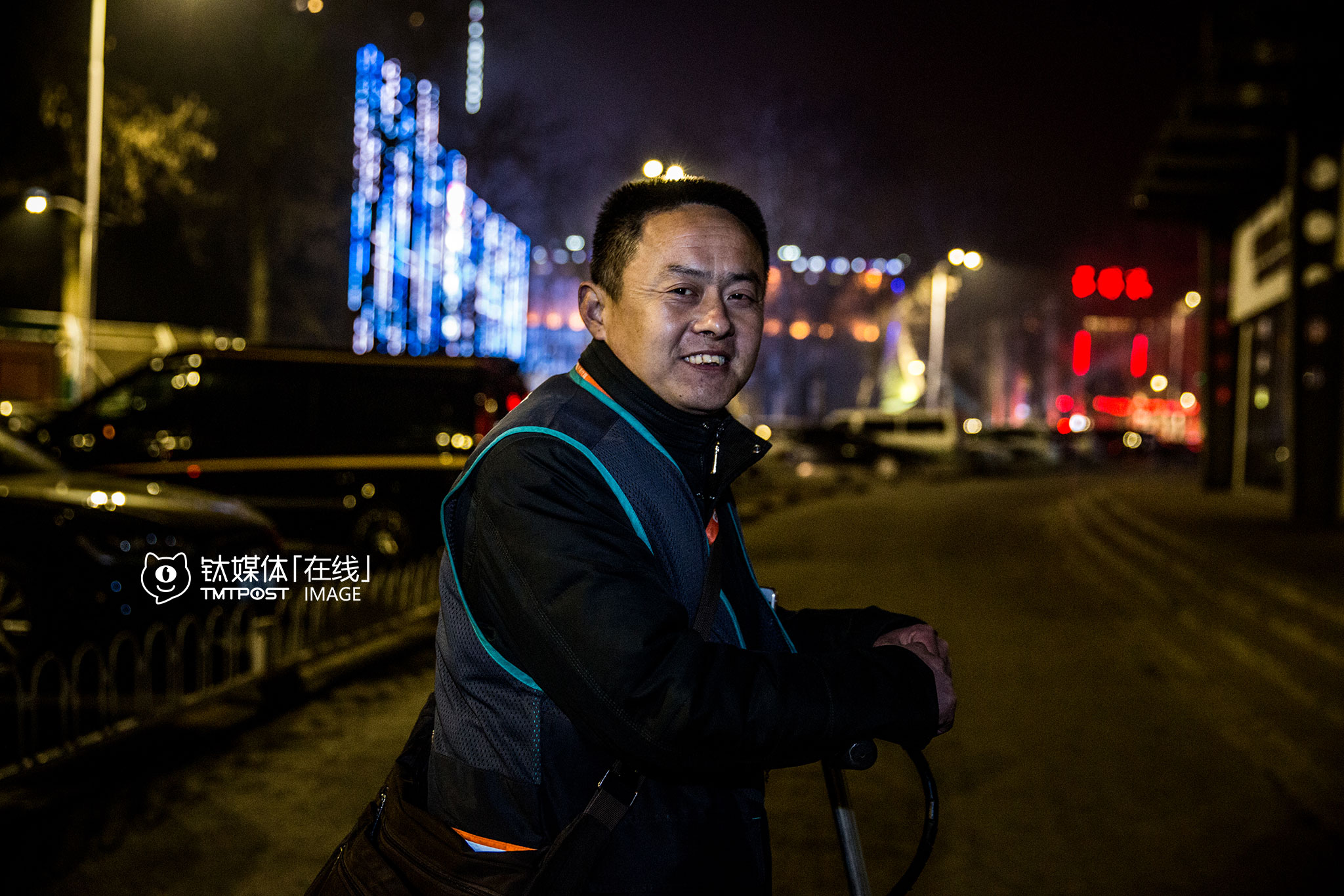 张师傅，专职代驾，他每天从晚上7点工作到第二天凌晨5点。这几个月，他偶尔还会想起去年的一笔“损失”：一笔三百的账单，客人没给结，后来电话也打不通了。“刚开始我催过两次，人家还挺客气，说在忙回头结，我也不好意思一直问，后来再打就打不通了。”代驾平台的客服也帮张师傅催过，最后也不了了之，他知道这钱没希望要回来了，“挺可惜的，那时候正是最冷的时候，这是自己的劳动，也是一笔损失啊。”