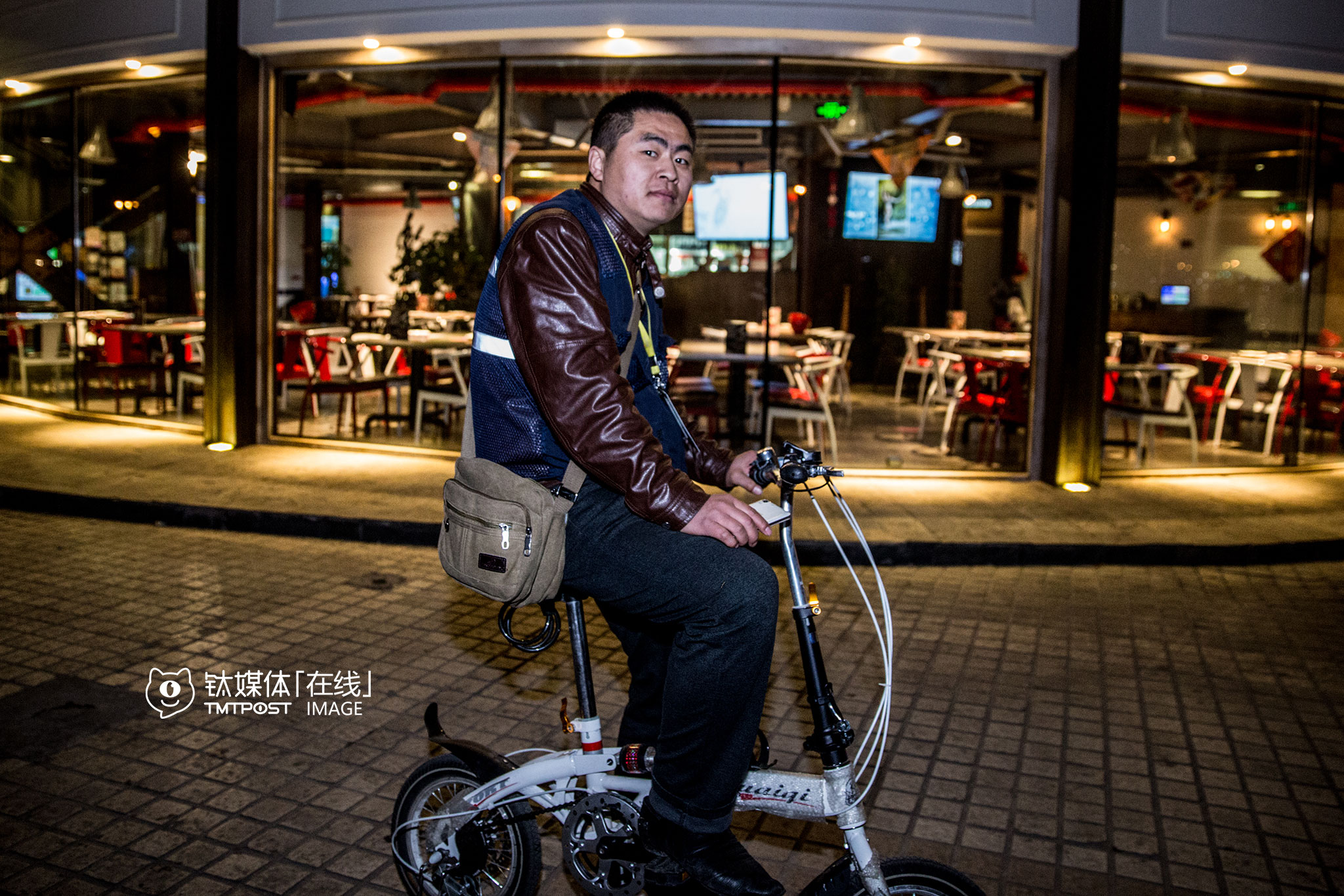 刘师傅2015年一直在老家泰安做代驾，2016年1月13号开始转战北京。叫代驾的车主形形色色，他也遇到过一些酒品不好的人。“就一次，客人上车就开始骂我，从酒吧门口一直骂到二环上，正好遇到查酒驾，我打开车门就下车，交警一看就过来把我按倒了，以为我酒驾要跑，我说我是代驾，这位顾客骂我骂得让我实在受不了了，我不想开了。”刘师傅转头向后座客人说，“哥你今天投诉我也好，怎么也好，今天这单我没法做了，我实在忍受不了了，你要愿意开自己开吧。”客人一看这情形，马上不骂了，缓过神来赶忙跟他道歉，“我还是上车把他送回去了”，刘师傅说，自己当过兵，如果不是实在受不了了，也不会这样。