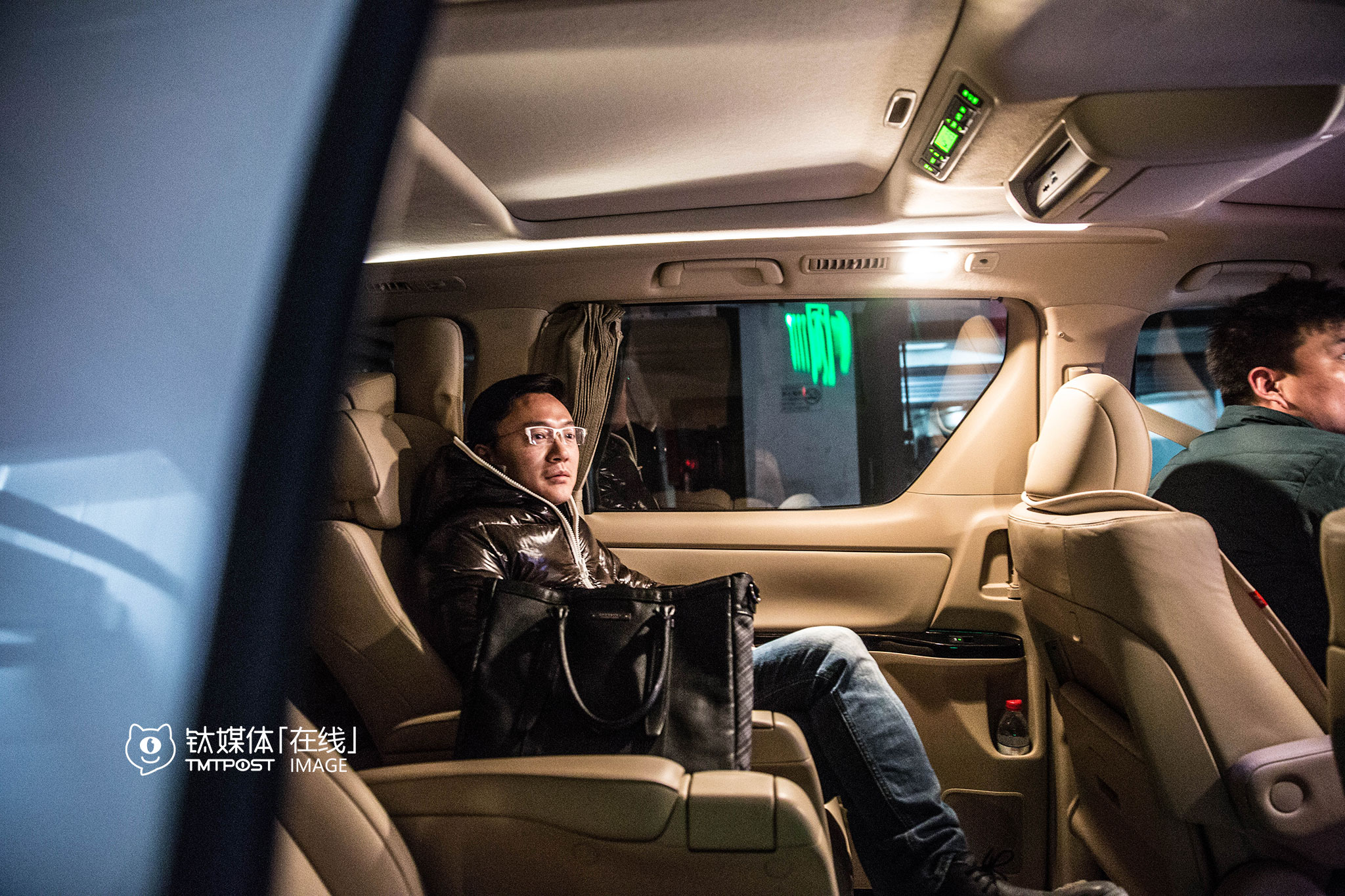 3月4日1:08，两人完成工作后，下班回家。