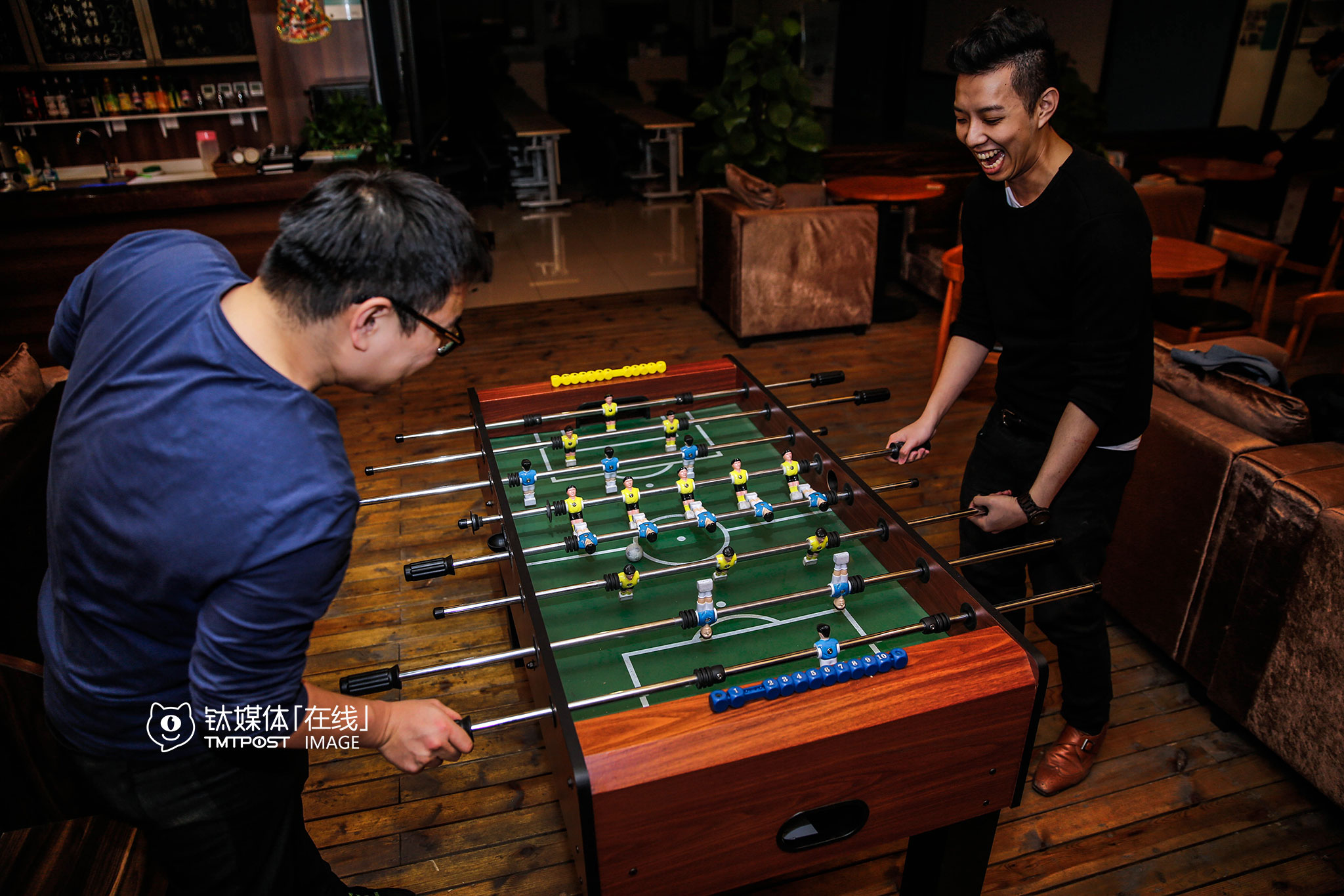 3月4日21:00，石景山创业公社，简少年（右）与合伙人MIke在休息区玩桌面足球。