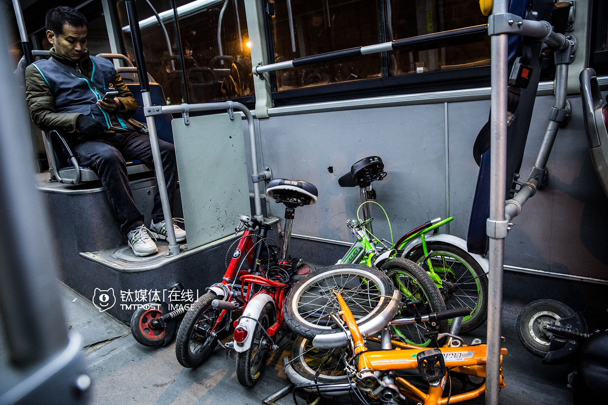 凌晨3点，北京夜班公交，车厢里堆放着代驾司机的代步车。北京目前有34条夜班公交，覆盖三环路以内主干道，并延伸到四环大型社区，这些夜班车为代驾司机提供了很大的方便。