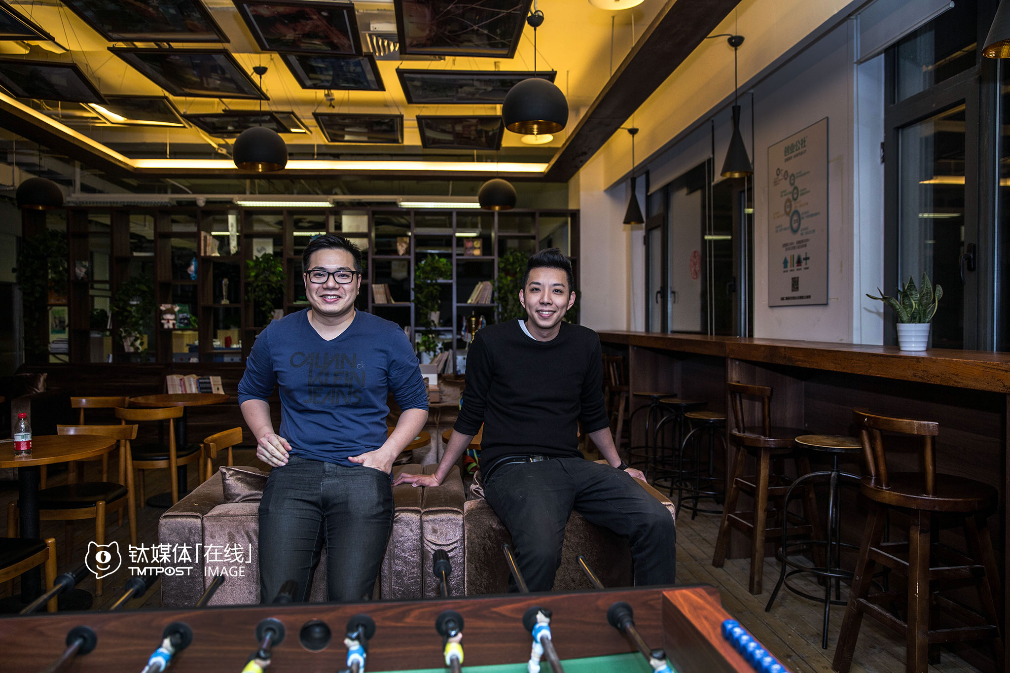 2015年年底，简少年带着妻子和2个月大的孩子，从台湾来到北京创业时，大家都说他疯了，他说北京的空间很大，他赌的是20年后的自己和北京。他们做了一款娱乐产品，已经拿到了天使，“产品3月底上线，现在孩子5个月了，老婆也在找工作中。”