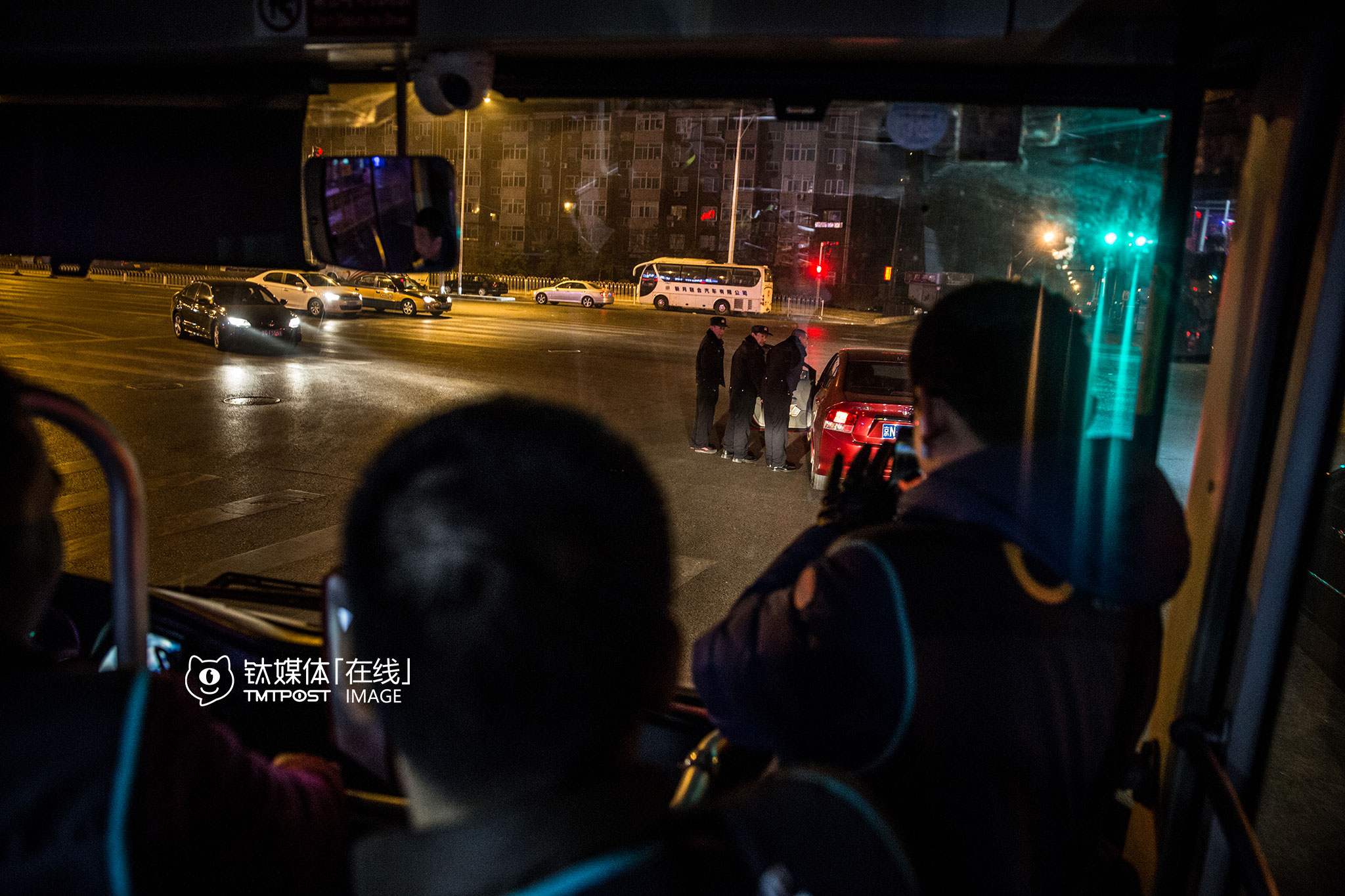 凌晨3点多，朝阳区一个红绿灯路口，几名交警、协警拦车查酒驾，公交车上的代驾司机马上围到前面看起了热闹，他们觉得现在代驾接单不多，跟交警查酒驾太少有关系。