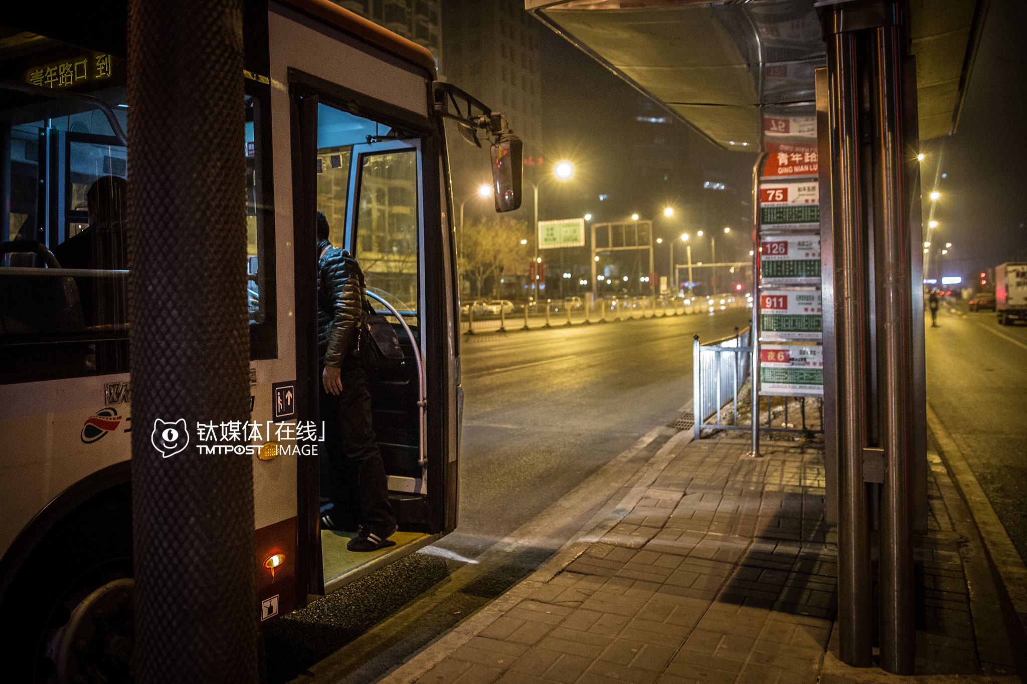 凌晨2点，到站下车后，这名代驾司机发现自己的折叠车不见了，他立即上车询问司机和其他乘客有没有注意到谁拿了他的车。