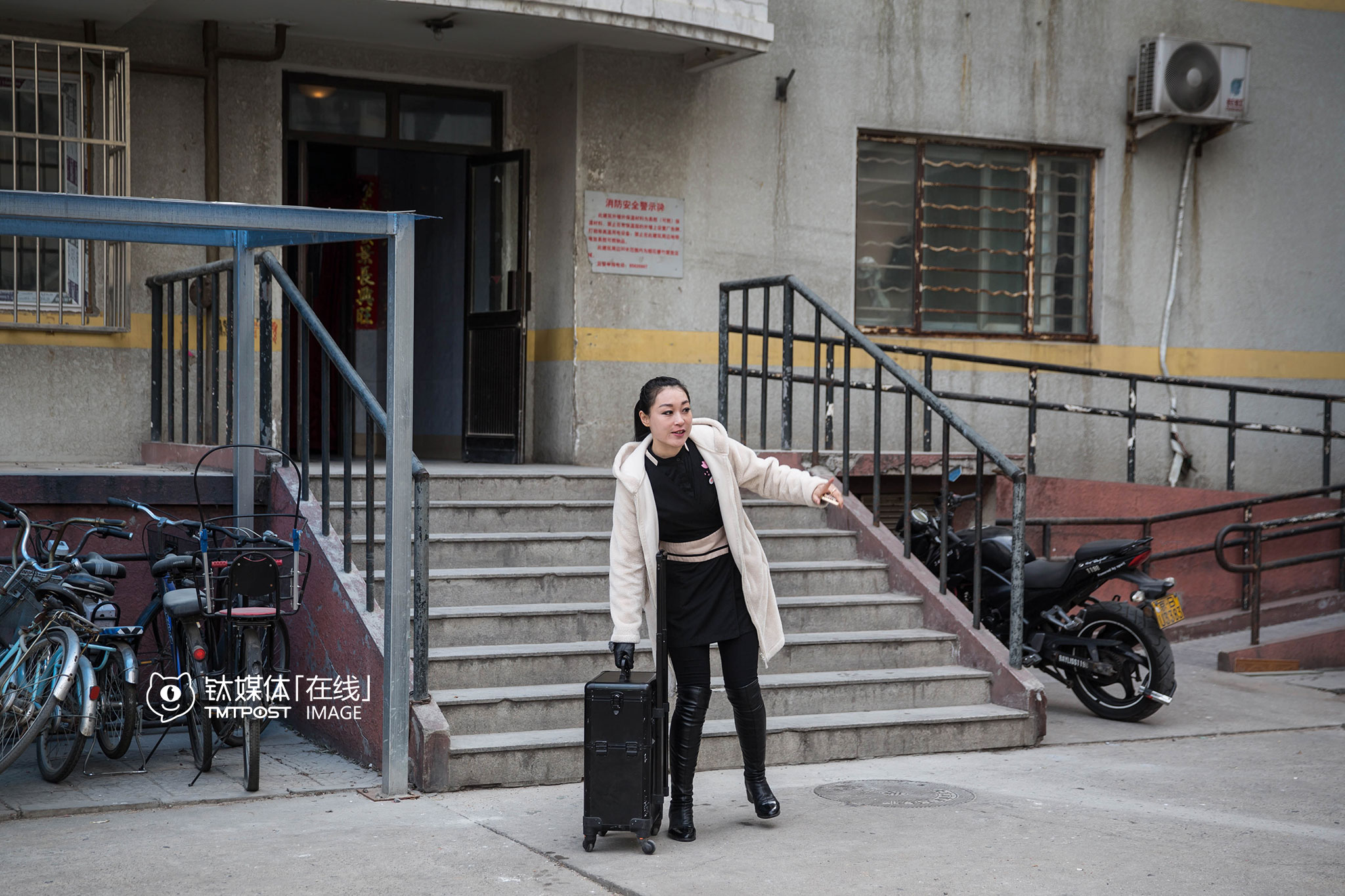 2016年3月13日9:30，北京，王丽媛带着工具箱，出发开始一天的工作。这天她只安排了4位顾客，“都是熟客，平时如果安排5到6位，需要早上7点出门，今天算比较轻松的。”