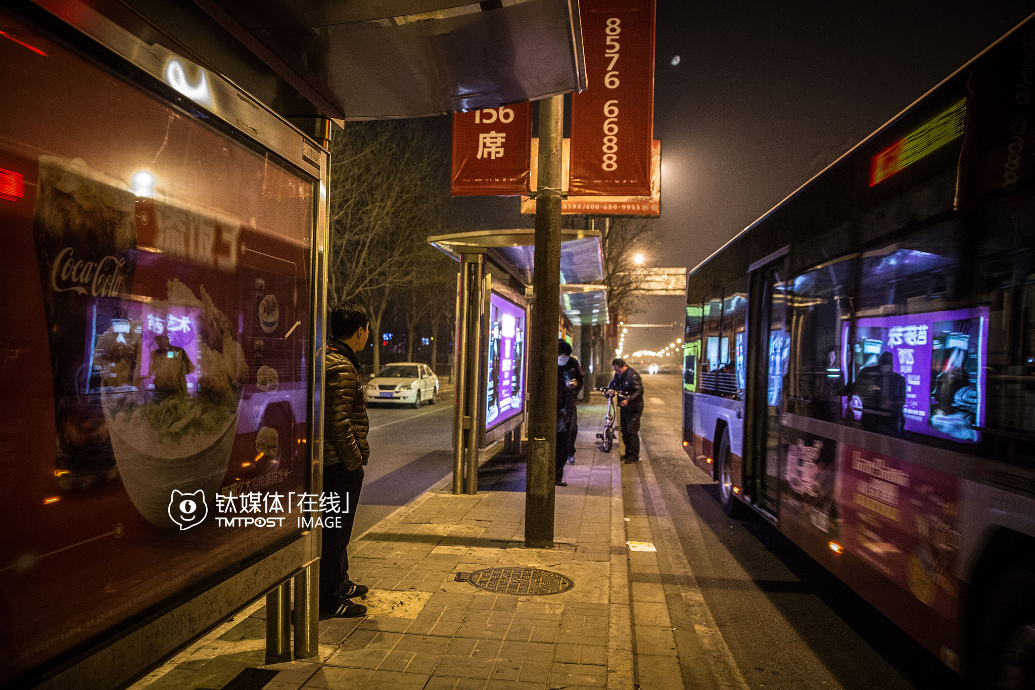 “车上没开灯，我就打了个盹，就没了”，那是一辆自行车，他花一千多买的。站在站台上，他看着从另一辆刚到站的车上下来的同行，有点不知所措，“车没了，这几天没法干活了。”