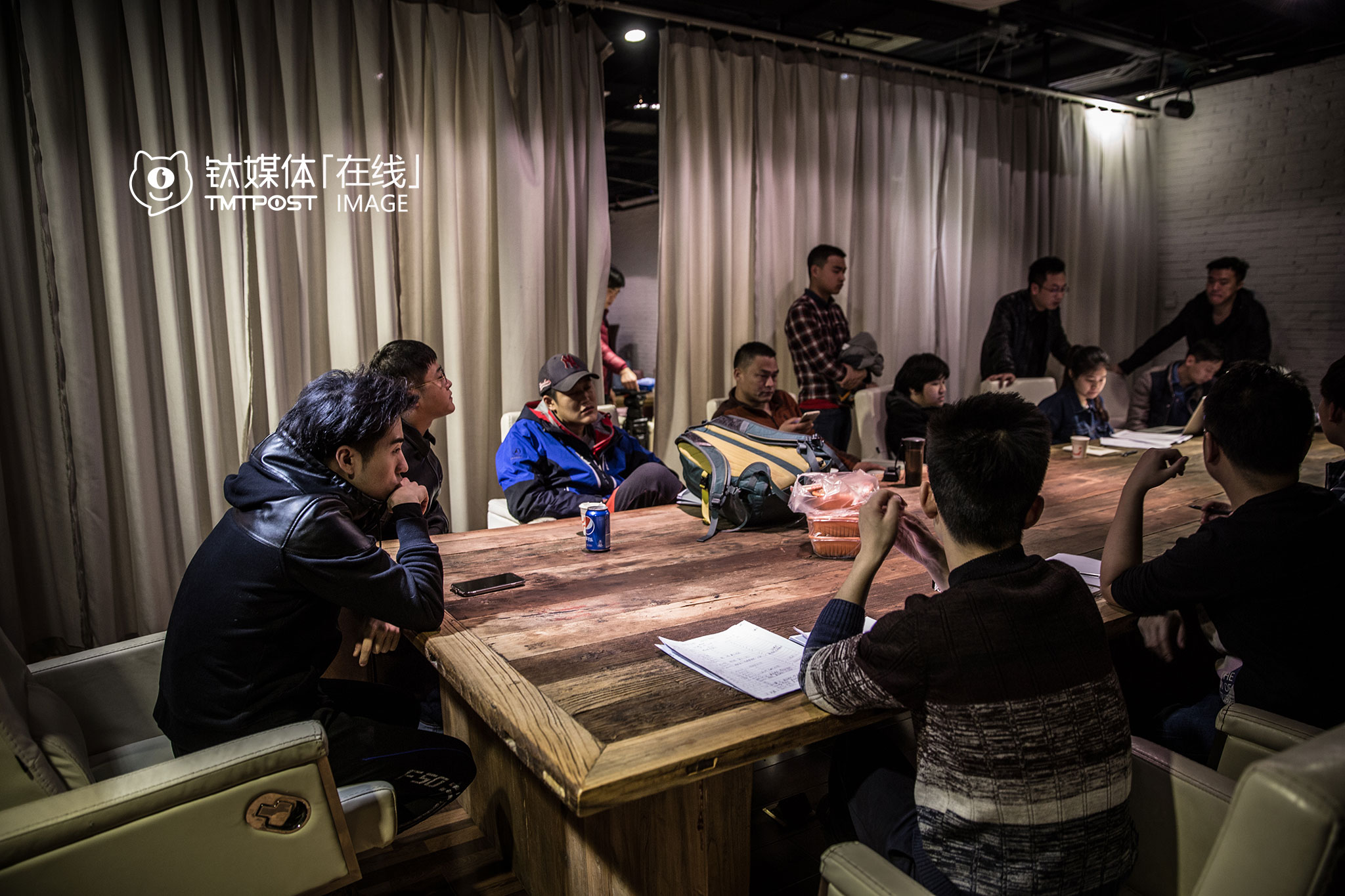 3月23日凌晨1点，第一天拍摄结束，剧组开会总结情况，大家虽然都来自一个公司，但这是第一次合作，前几天的拍摄，是剧组的磨合过程。万合天宜的“车间制”中，每个每个车间都相当制片公司，项目确立后车间可以从公司获取编剧、制作资源，组成项目组，公司内部所有资源都市场化，剧组甚至也可以从公司以外雇佣人手，某种程度上，车间甚至可以自负盈亏。