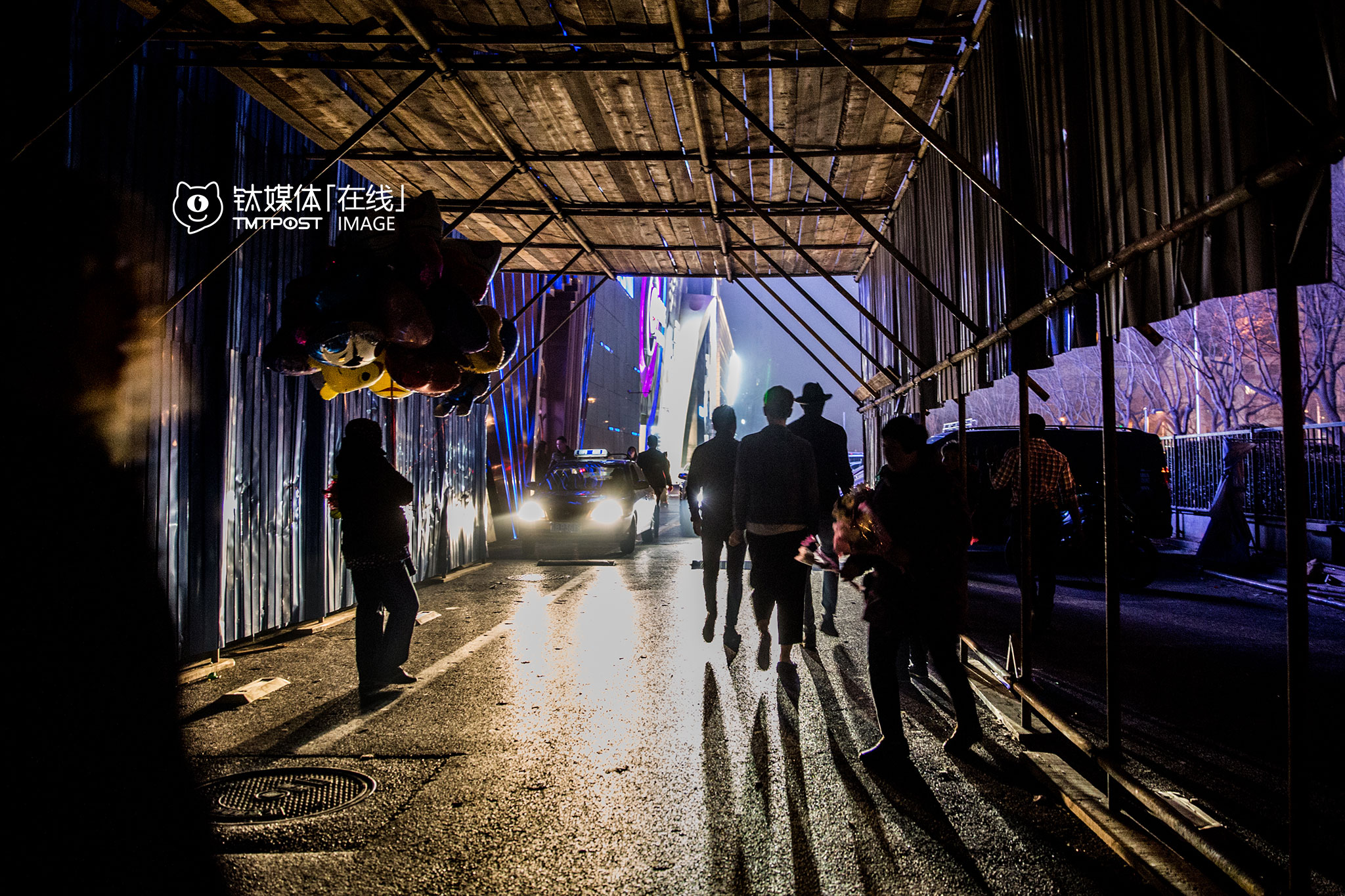 在酒吧，保安一般都有自己替客人叫代驾方式。互联网代驾平台兴起后，酒吧保安和外来代驾司机之间难免会发生摩擦。3月12日，北京工体西路一家酒吧的保安因为不满代驾司机在酒吧前的路边等待订单，动手推到了代驾司机的代步电动车，双方发生了冲突，代驾司机报警后，30多名代驾在酒吧门口等待警察讨要说法，要求涉事保安露面道歉。“那个保安始终没有再出现，后来大伙也散了，要接单继续干活，没办法。”一名目睹事件的代驾说。