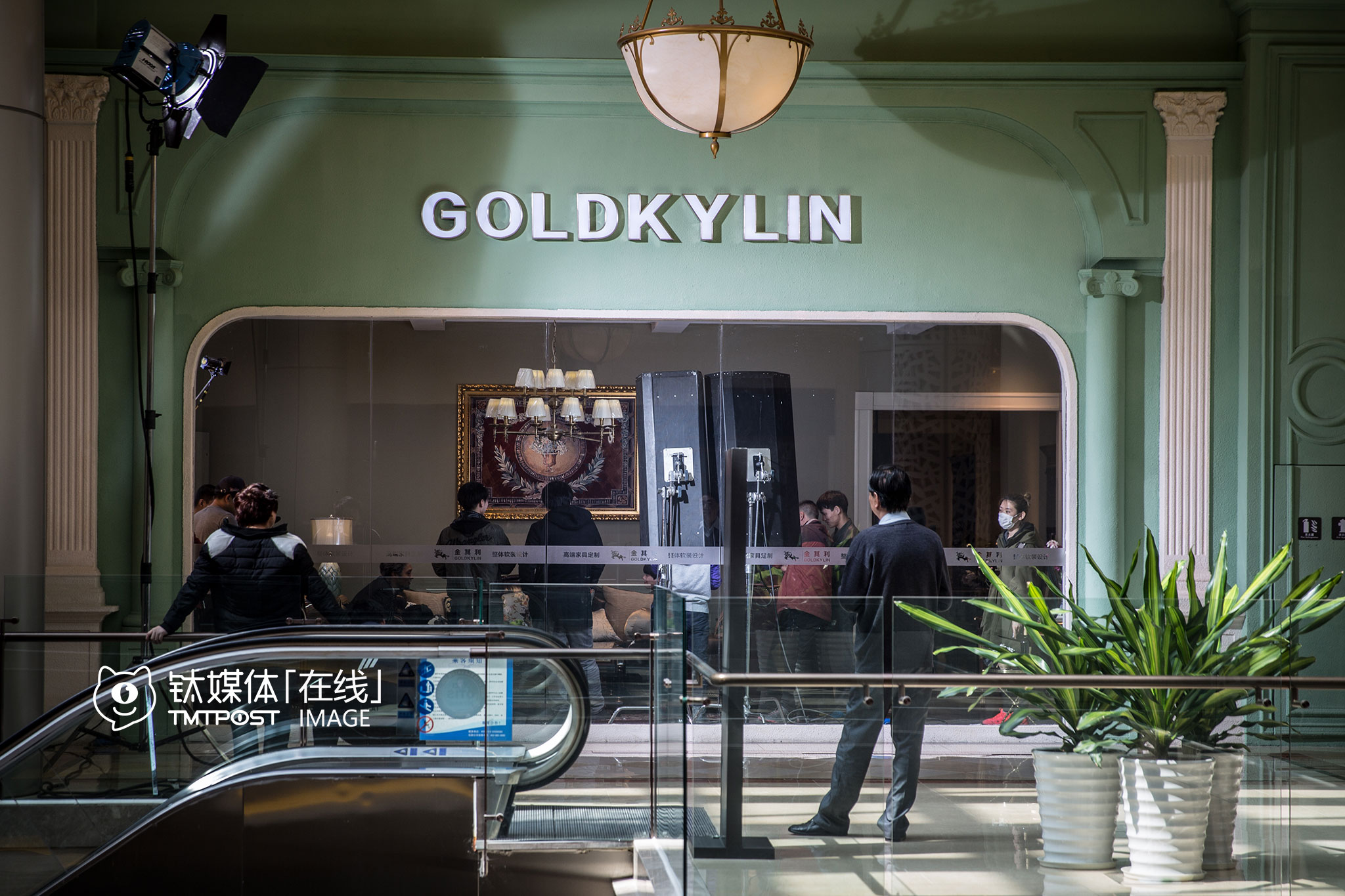 3月23日，第二天第一场戏的拍摄在一个家具卖场进行。