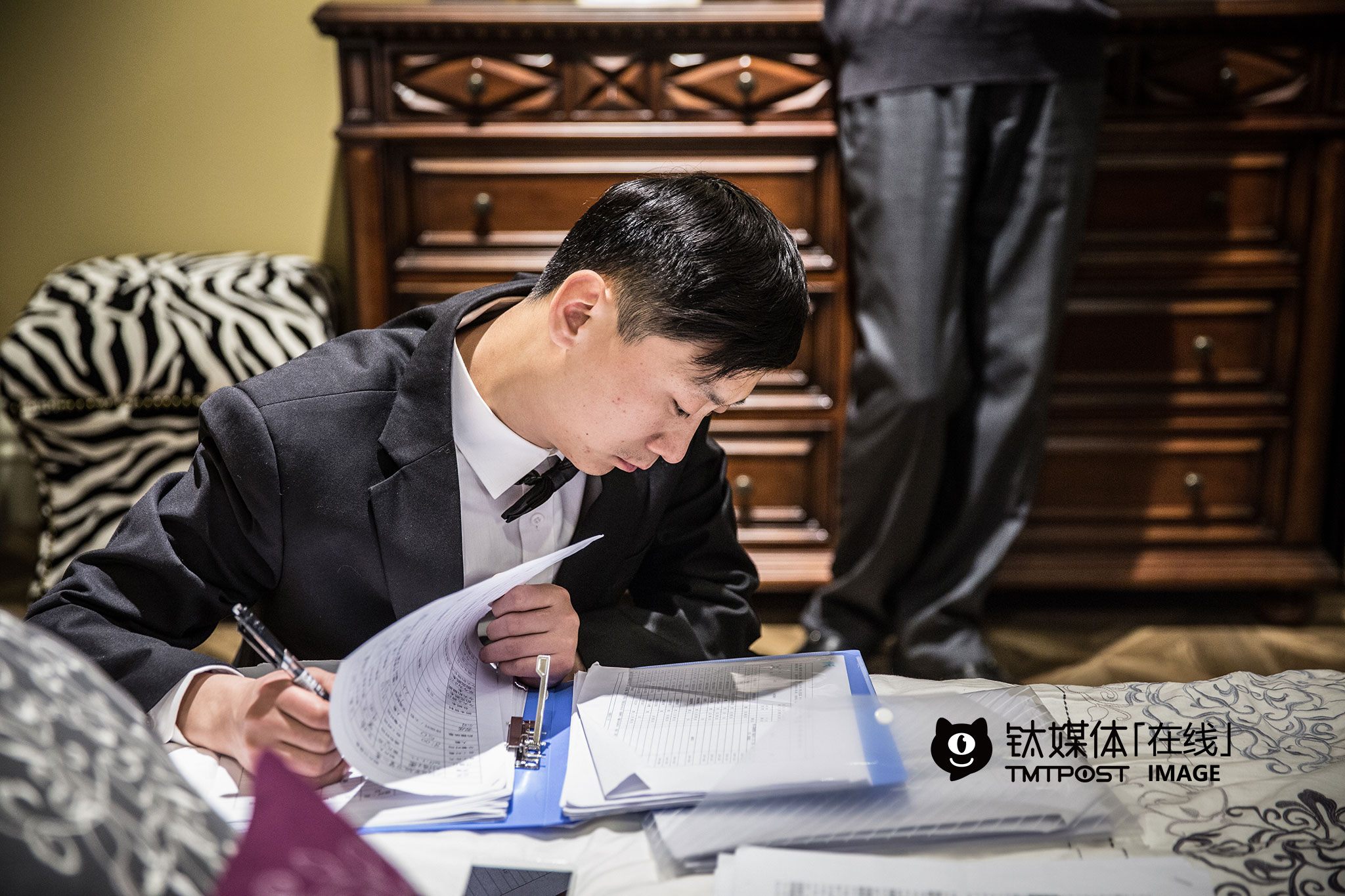 一名剧组成员在剧中客串了一个角色，他利用拍摄间隙做起了本职工作。在万合天宜，不少人拥有从台前到幕后的多重身份，但他们作为演员的身份，更为观众所知，比如孔连顺，就是万合天宜曾经的后期特效师。