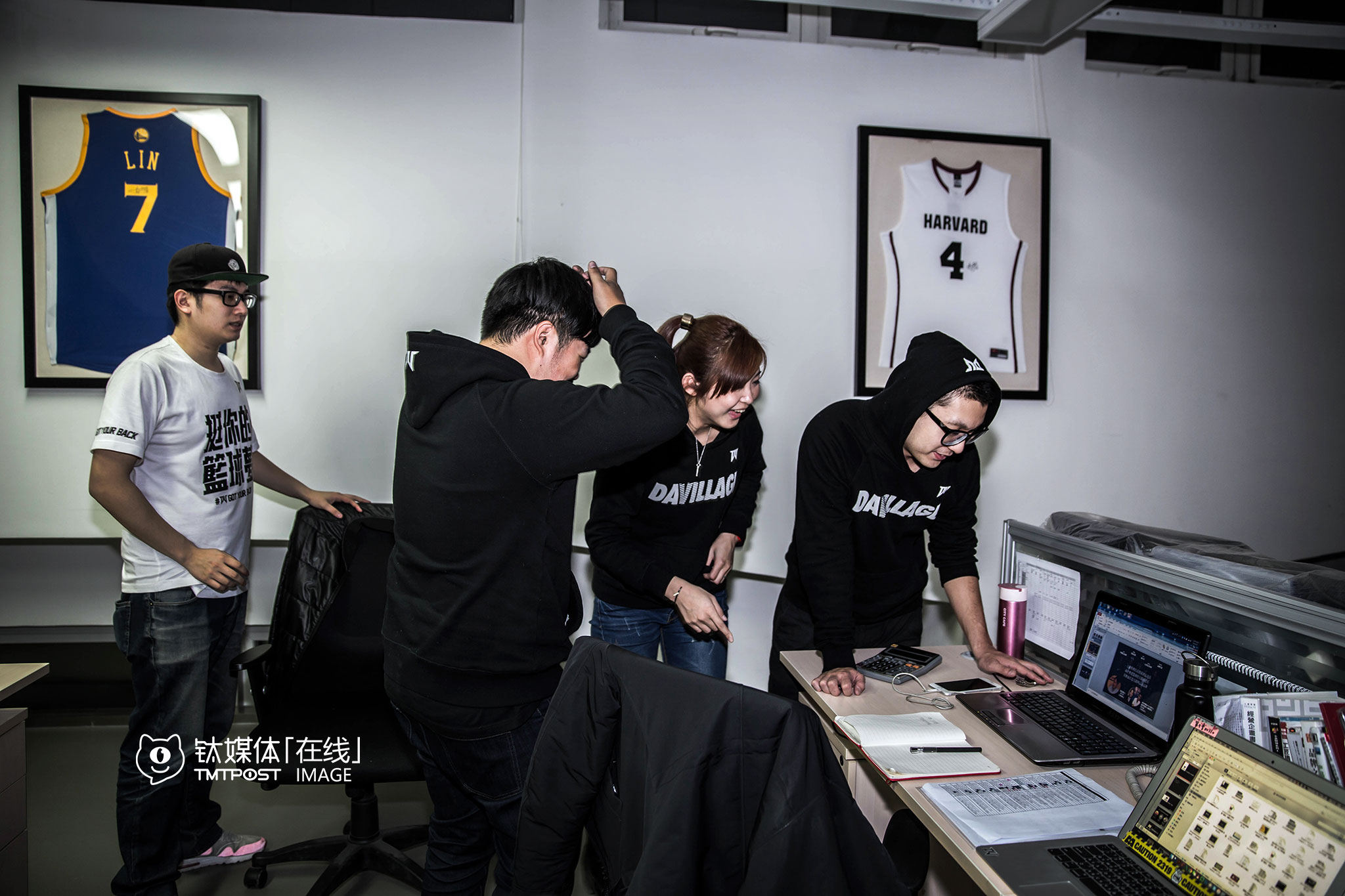 4人是很好的朋友，住在一起，工作也在一起，关系好到笑点都一样。