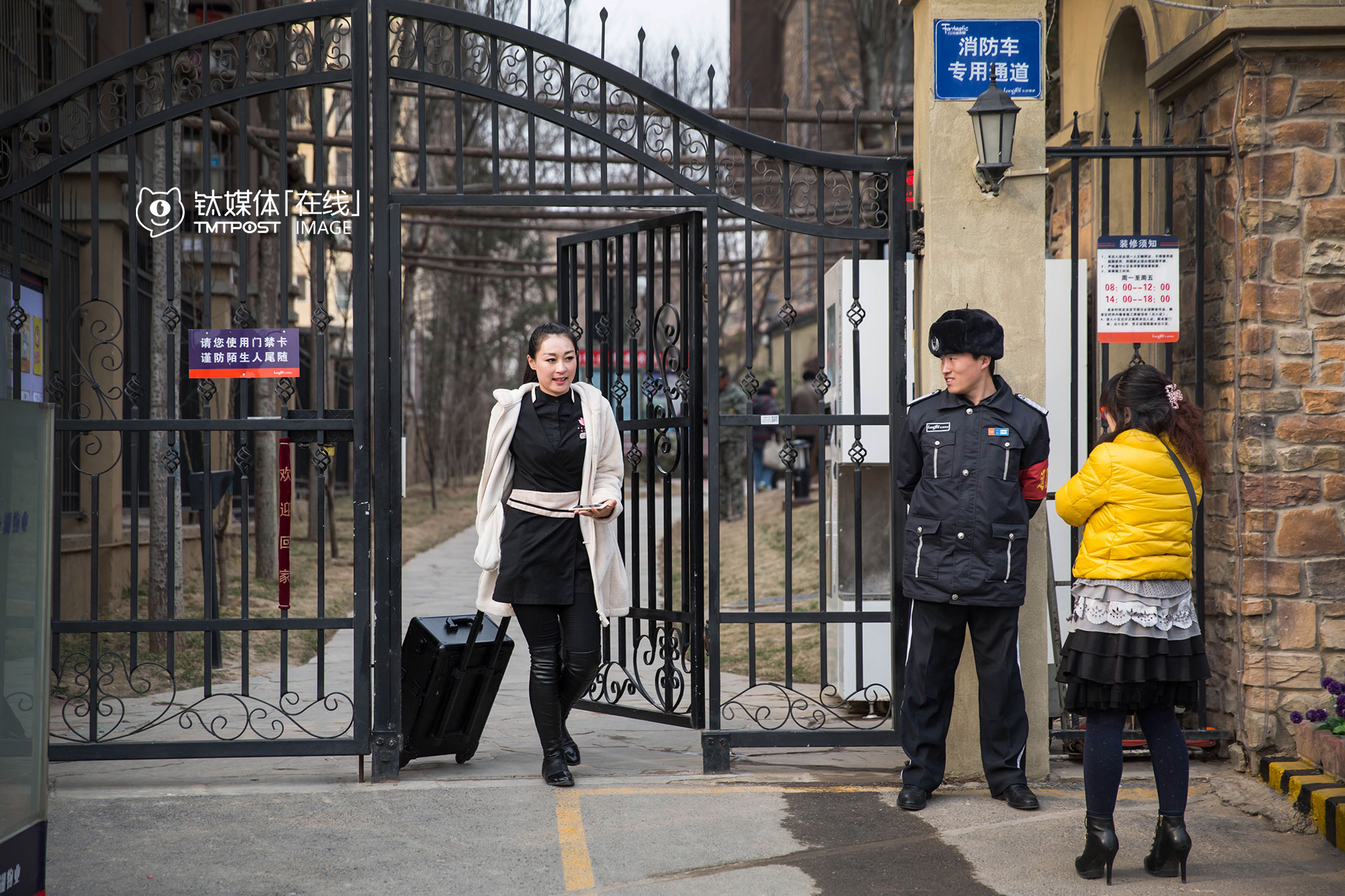 15:50，王丽媛做完了第二个顾客，对方是一个年轻姑娘，这一单做了3个小时。小时候，王丽媛有个亲戚开美容院，她经常看到很多女性进出美容院，“她们出来后，不论是精神还是面貌上都有改善”，从那时王丽媛就喜欢上了美容，“去美容院，是她们对自己要求高的表现，小时候我觉得女人就应该像她们，活得很精致，她们感染了我”。