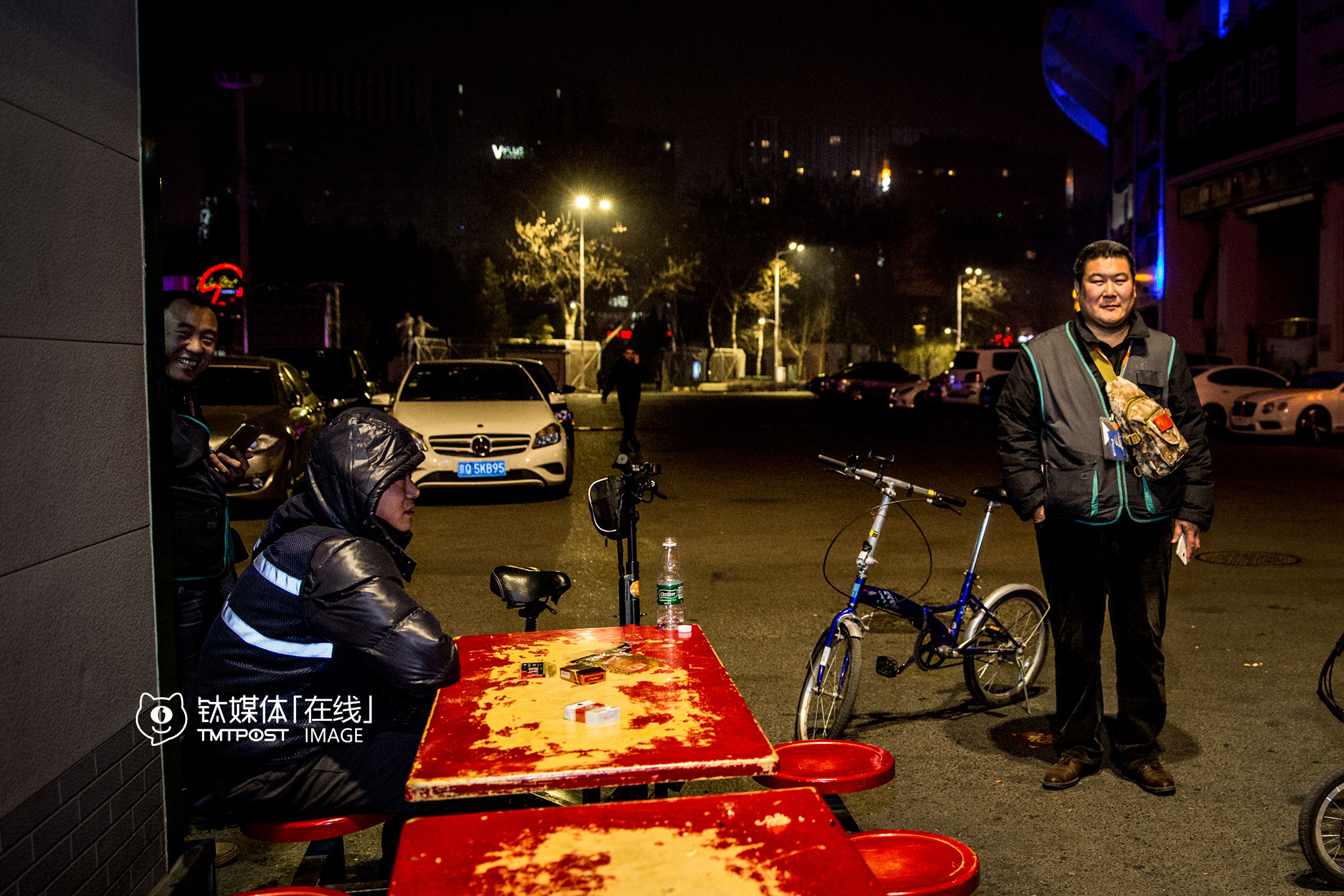 陈师傅（右），全职代驾，平均每天接3到4单活。“最难受的是冬天，大风大雪天在酒吧外站着，冻得脚趾头都没感觉了”，他说，那样的天气，他把手机从兜里掏出来，手机很快就被冻到关机。去年冬天，他送一个客人去昌平一个别墅区，为了赶回四环接单，他在雪地里蹬了16公里自行车才打到车。