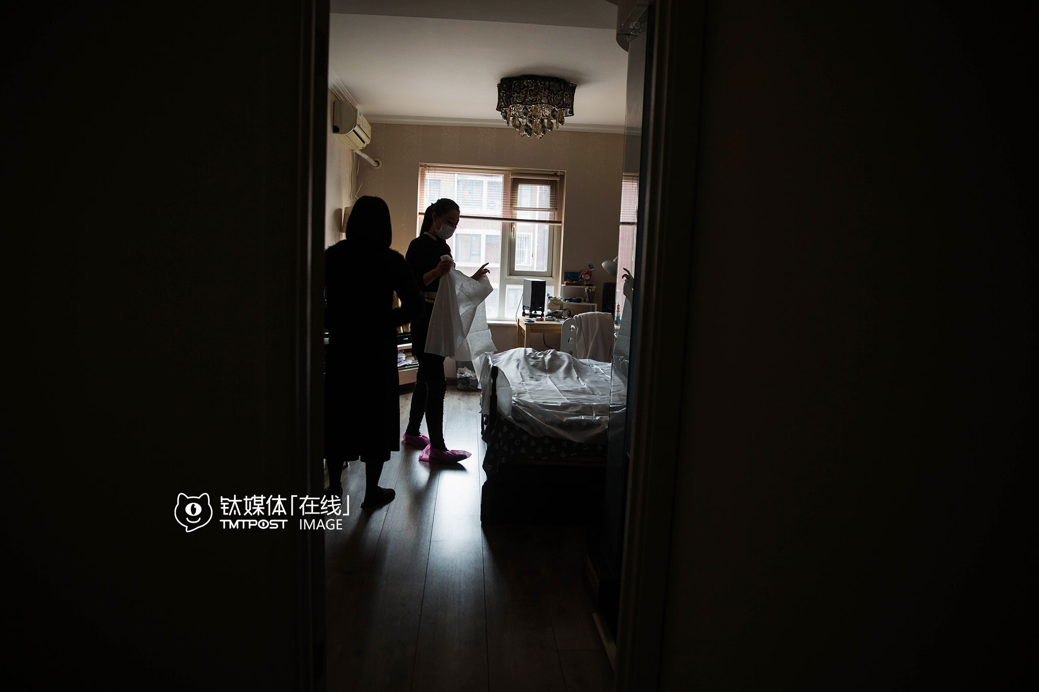 相比以前在店面工作，在美容O2O平台做上门服务，王丽媛能明显体会到跟顾客关系的变化。在店里，环境以及身份带来的距离感，很难让双方有交心的感觉，“不像上门服务，在家里很放松，没有拘束，双方是平等的，能聊能说，顾客也非常信任我，我们之间不是冰冷的利益关系，而是有温度的朋友关系。”