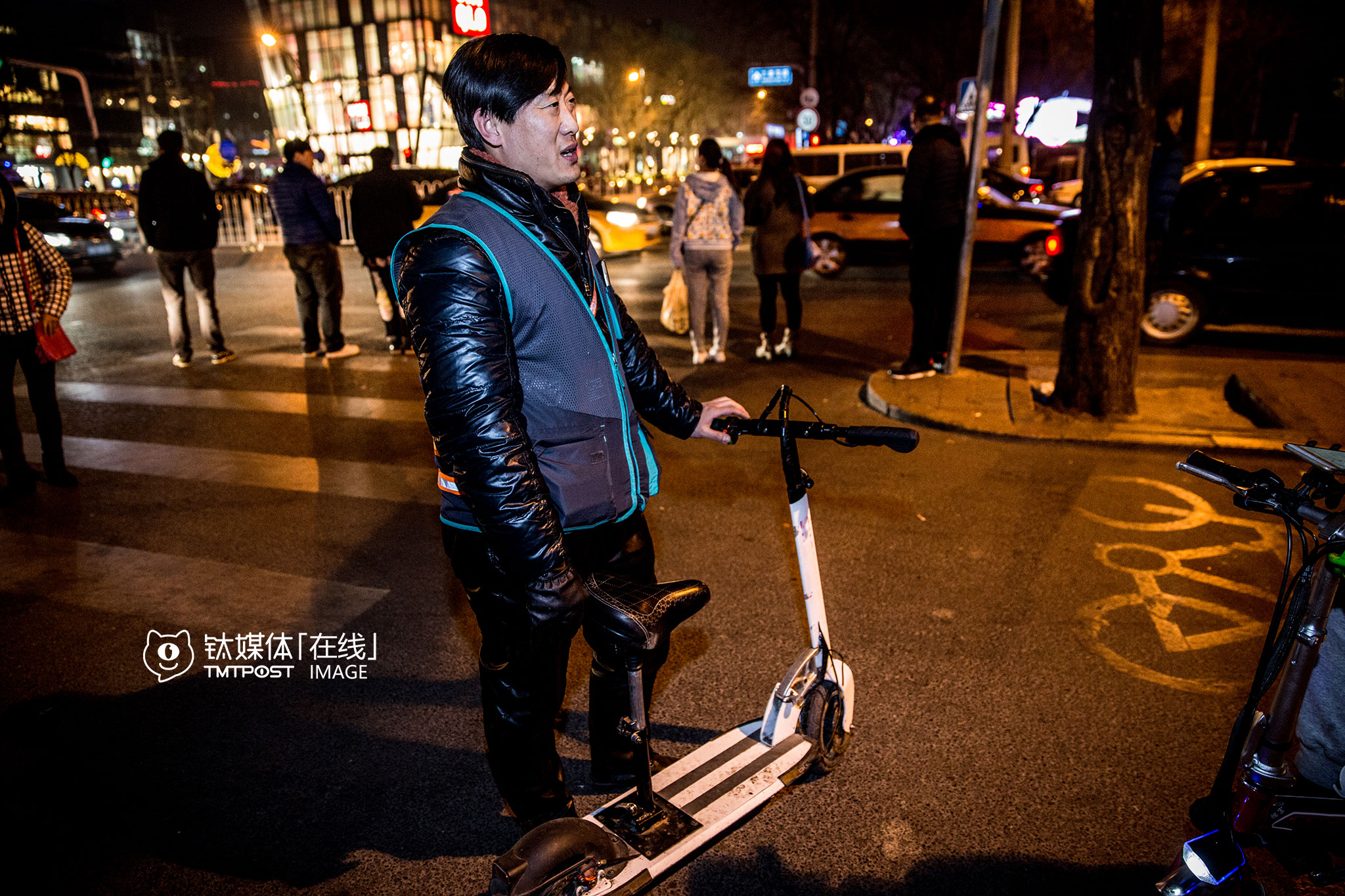 赵师傅，全职代驾，每天晚上7点准时上线干活，工作到第二天凌晨4到5点，平均每天接3到4单活。长时间地在夜晚工作，他养成了晚上不喝水的习惯，每天晚饭必须吃饱喝足，晚上在外面不敢喝水，上厕所不方便。他的代步工具是个电动滑板车，续航不到30公里，有一次凌晨在大兴，车没电了，他推着车走了8公里，边走边用手机打车，到了6环附近才打上车，“每天不固定地方，晚上满北京跑，不管去了哪，都要想方设法回四环，才能继续接单。”