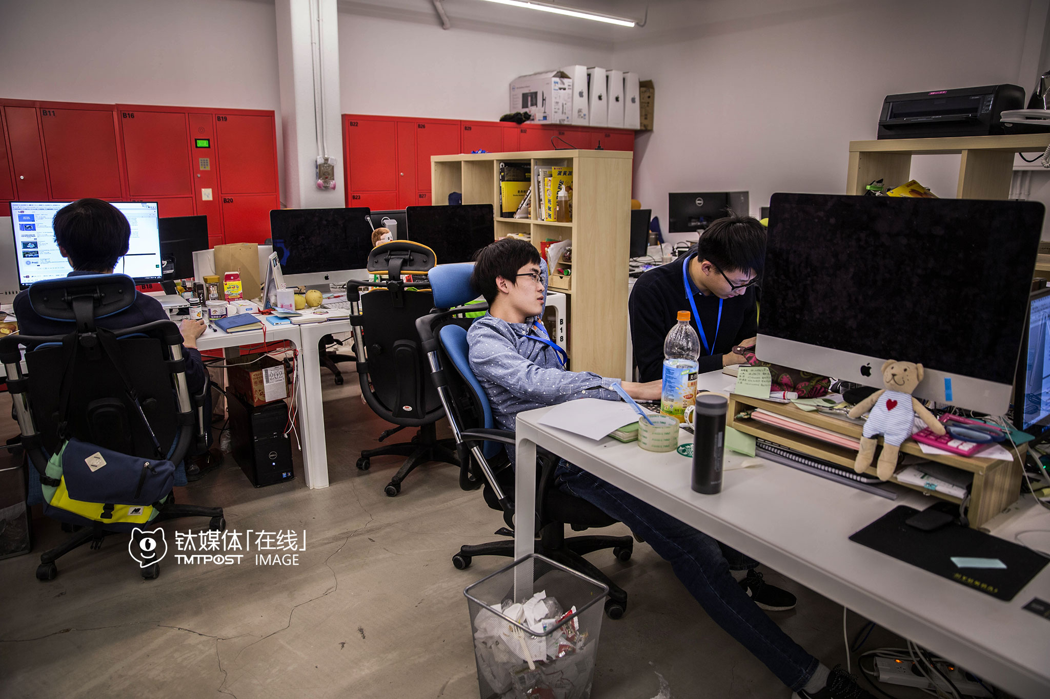 3月2日21:48，北京，王宝臣（中）在孵化器办公点与同事讨论产品。他们的产品创客贴是一款面向非专业用户的在线设计工具，3月份以来他们一直在完善细节，准备A轮。