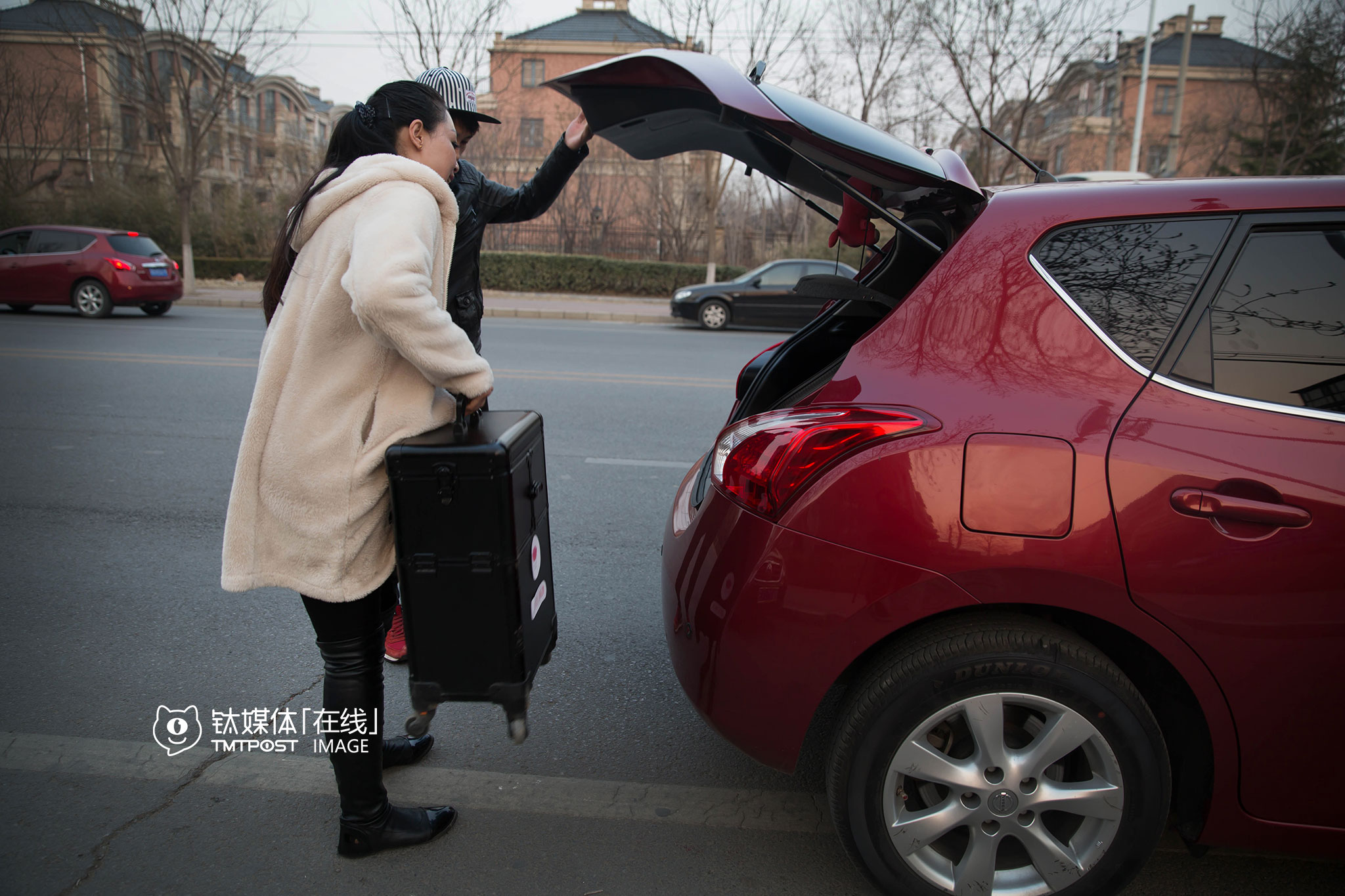 17:46，从第三位顾客家出来，约了一辆车往最后一位顾客家赶。如果跟顾客熟悉了，会不会抛开平台，自己到线下交易呢？王丽媛表示并不会：“在这个行业做了12年，这是基本的职业操守；那样做获得的利益，并不比在平台上更可观；另外，平台上也会有比较严格的监管措施；并且从保障自己和顾客利益的角度，平台上会有更完善的方式方法。”