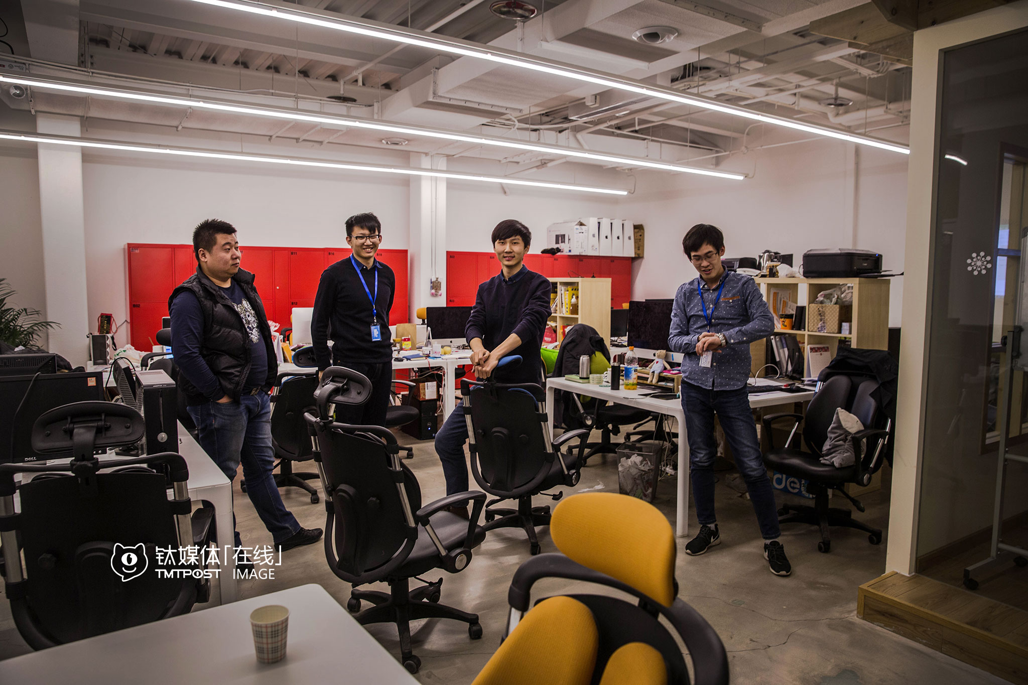 王宝臣是创始人，1993年出生，团队14个人，都是90后。“我们现在全员股东，对我们来说，只有拼，只有比别人做得多才有机会活下去。”王宝臣每天下班时间都在11点以后，“在办公室有工作状态，可以头脑风暴。”