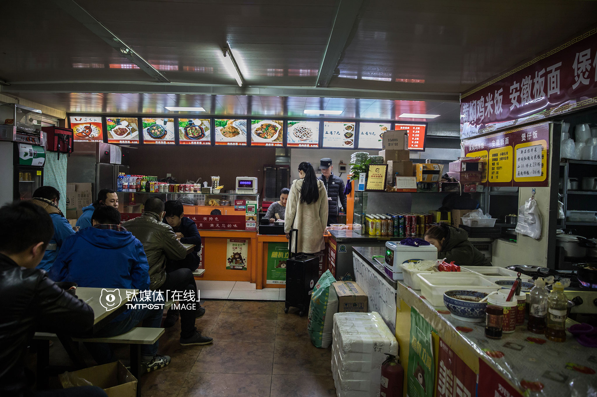 18:02，到达顾客所在小区，王丽媛抽空吃了个快餐。现在她处于每天都忙碌的状态，午饭时间都略过，“我遇到的顾客都很好，他们了解我的工作之后，有时候知道我中午没时间吃饭，会嘱咐我不用太赶，要腾出时间吃饭，或者很热情地帮我准备午饭”。