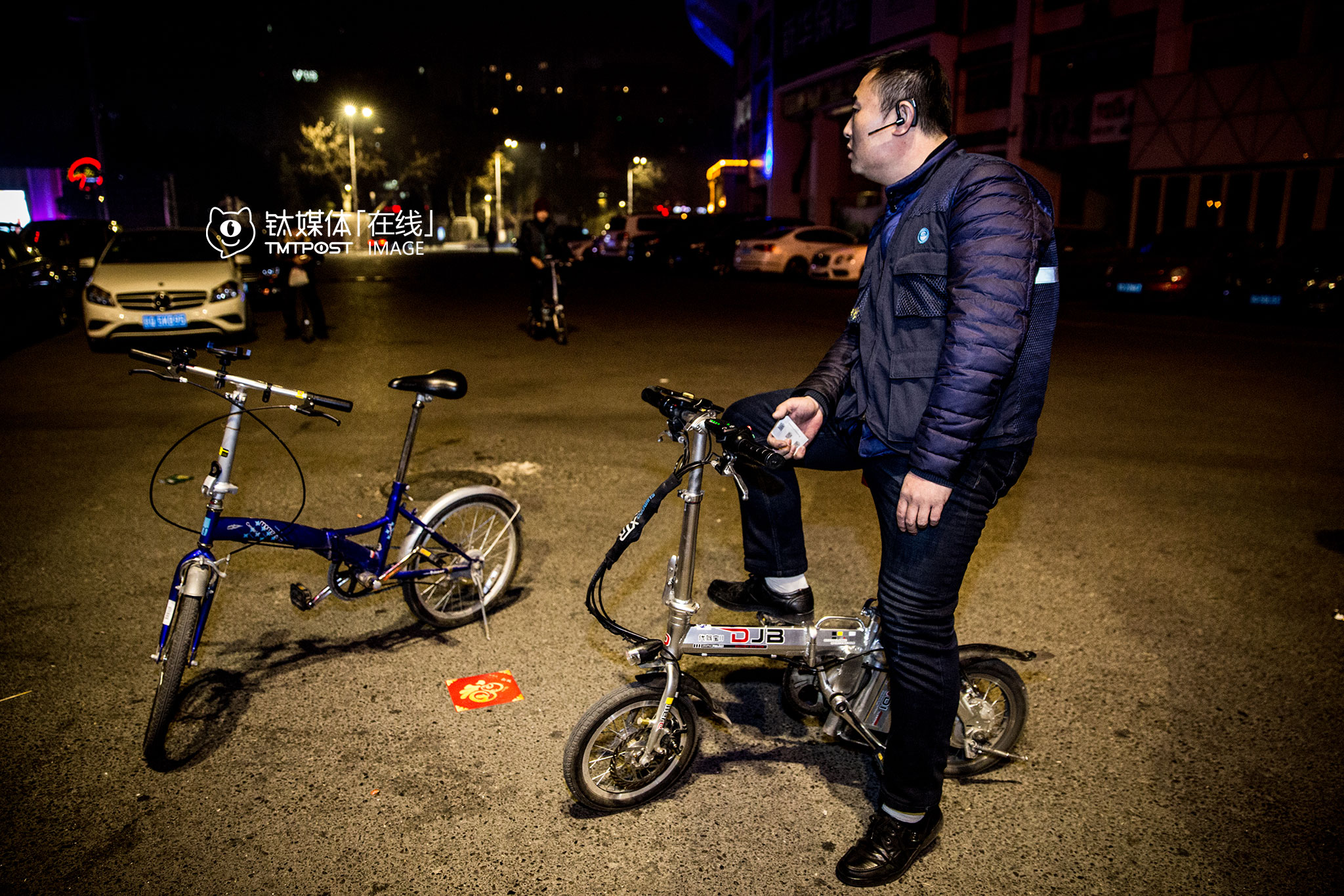 李师傅，全职代驾。他多次遇到“到达目的地，客人睡着了叫不醒”的情况，他只好在车里等着，最多等过三个小时，这期间都没法接单，“叫不醒不能走，人家喝醉了，你把人扔车里，万一人出点什么事怎么办。”有的车主醒来后，发现代驾还在车里等着，就主动掏小费当补偿，也有人醒过来只淡淡说一句“没事了，你可以走了”。“以前代驾少，客人还都挺客气，后来代驾多了，很多人就没那么客气了，不太拿代驾师傅当回事，喜欢在车上骂骂咧咧的。”李师傅有点无奈，“没办法，做这服务，能忍就忍吧”，他还遇到过两口子在车里吵架打起来，“遇到这种情况，只能是先停好车，再去拉架。”