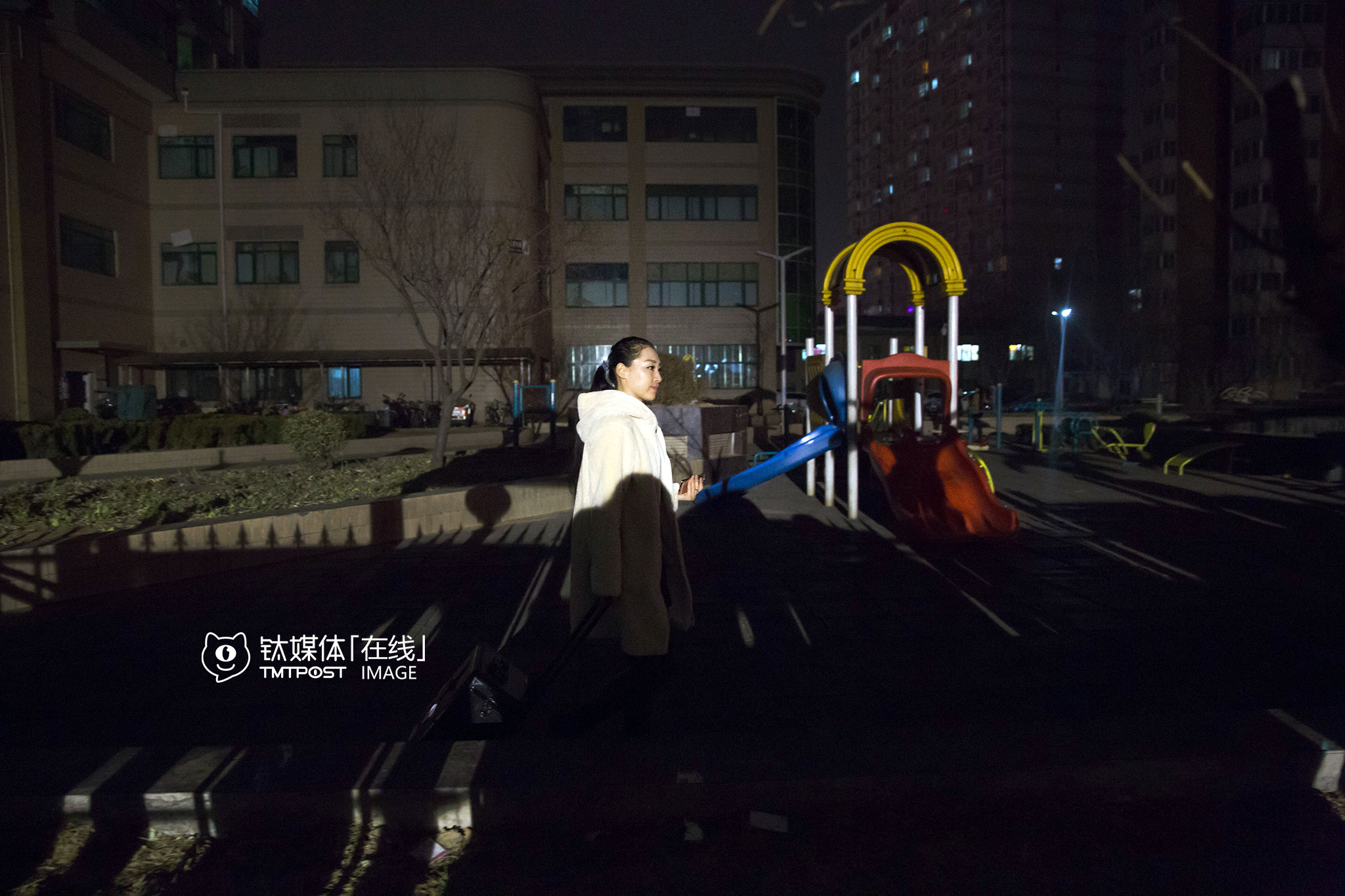 21:37，从最后一位顾客家出来。一天下来，我能感觉到她和顾客之间那种真实的关系，是彼此需要的、彼此尊重的，相比传统的作业方式，这是O2O带来的改变。劳动者的尊严来自物质，也来自人与人之间的彼此尊重，这种尊严，才是O2O带来的最大价值。