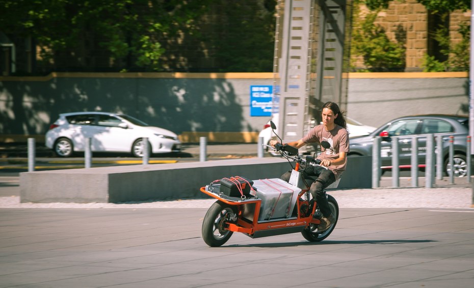 无人机送货普及之前，可以试试这款“倒骑摩托”