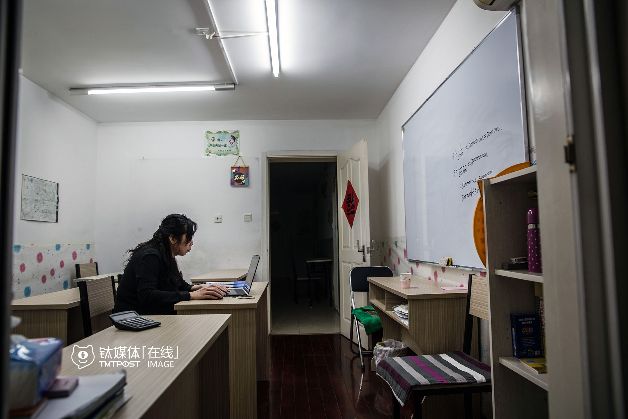 3月3日晚，中关村新科祥园惠启学教育，下课送走奥数班的几个孩子后，周玲在教室继续工作。她是数学老师，2011年开始办补习学校。海淀，尤其是中关村，名校小升初的考试竞争极其激烈。周玲说，这些年自己从来没在晚上12点前休息过，下课后写教案、复盘每个孩子的情况并跟家长及时沟通。“这边的家长普遍学历高，对孩子要求也很高。”