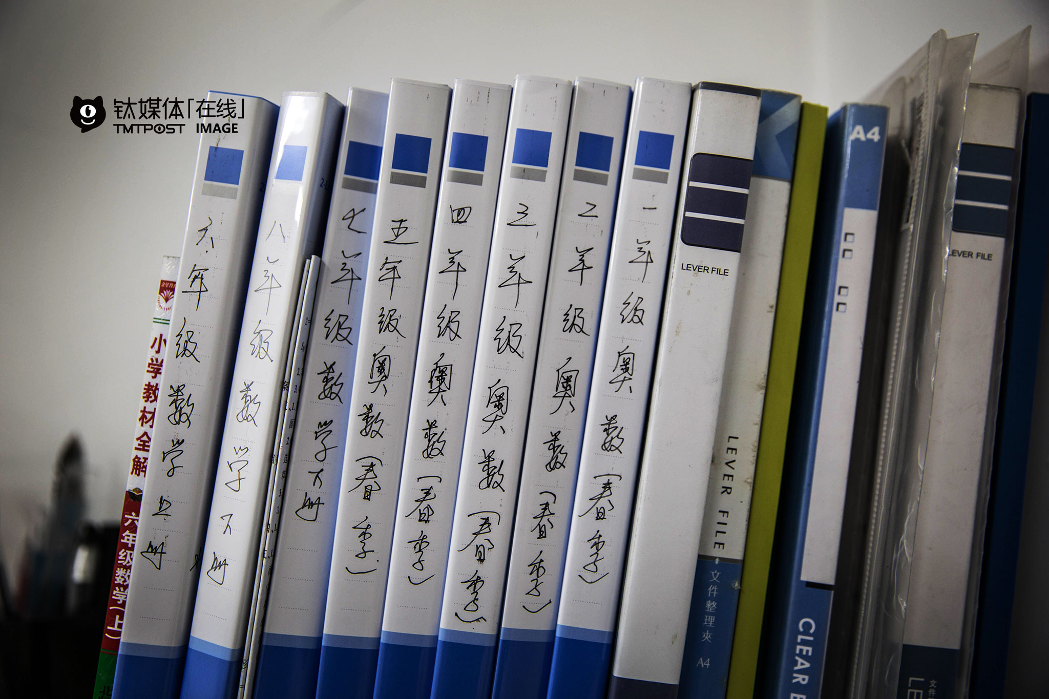 针对不同名校，需要编写不同的教材。“竞争真的非常激烈，家长更辛苦，很多妈妈辞掉很好的工作专职带孩子的。”周玲说，以前还有家长下班后，全程加班陪着孩子上课，边听边记笔记，就为了回家能辅导孩子，“海淀这边，大环境是这样，孩子也理解家长的意图，大部分都能够静下心来学。”