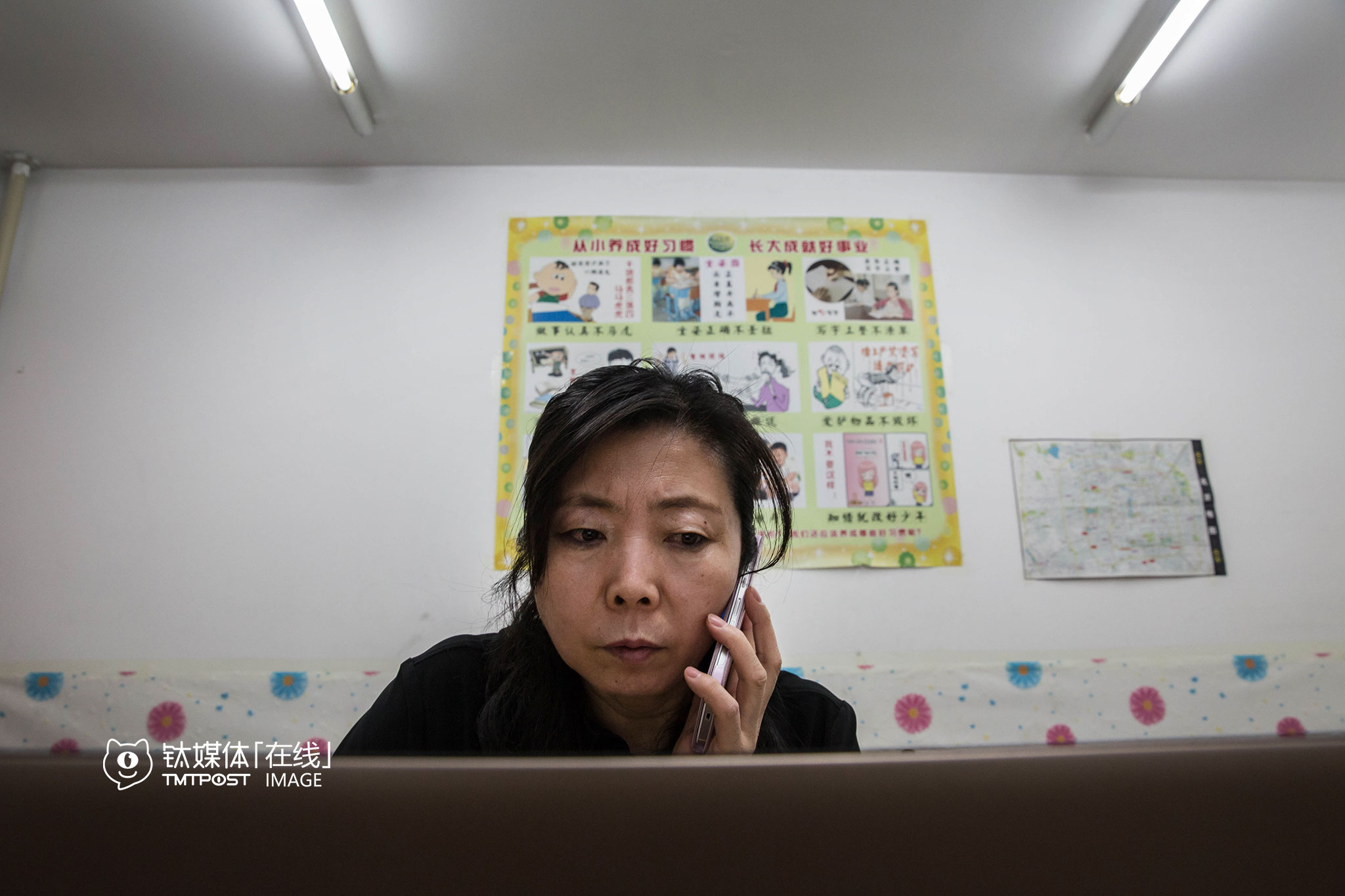 22:09，女儿打来电话问周玲什么时候回家。这些年，她独自照顾女儿，方便照顾女儿也是她当初开补习学校的原因之一，现在女儿工作了，她说自己没了后顾之忧，更多的精力都放在教学上，“我用心，这边的家长也才放心把孩子交给我”。